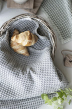 Runder Brotkorb von Ib Laursen aus Weide mit Croissants und Leinentuch