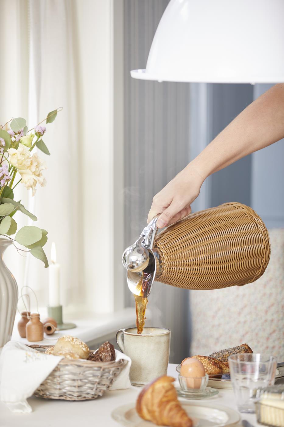 Ib Laursen Brotkorb aus Halbweide auf Frühstückstisch im skandinavischen Landhausstil