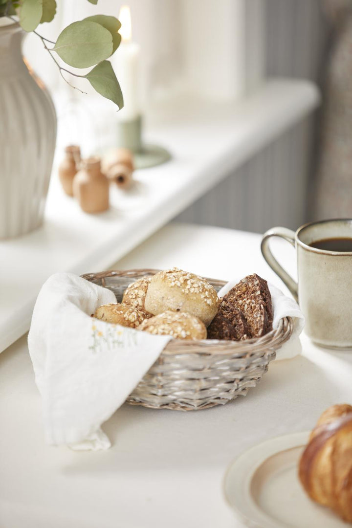 Ib Laursen runder Weidenkorb als Brotkorb mit Brötchen und Kaffeetasse