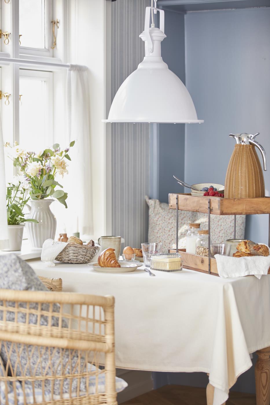 Ib Laursen Brotkorb rund aus Weide mit Brötchen auf gedecktem Frühstückstisch im Landhausstil