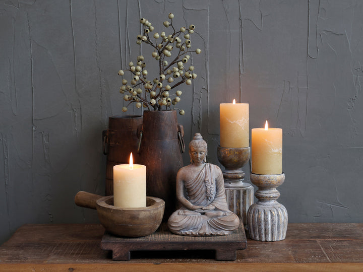 Chic Antique Grimaud Holzlöffel aus Holz dekoriert mit Stumpenkerze im Vintage Landhausstil