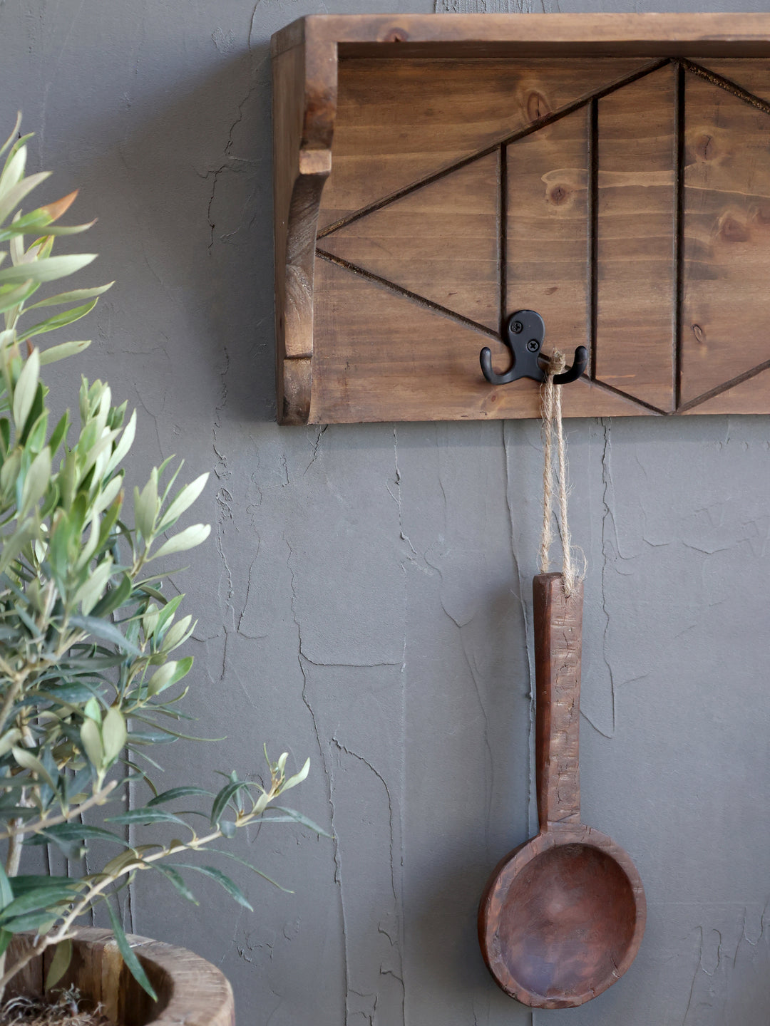 Chic Antique Grimaud Holzlöffel mit Handgriff und Jutenschnur hängend an rustikaler Wandgarderobe