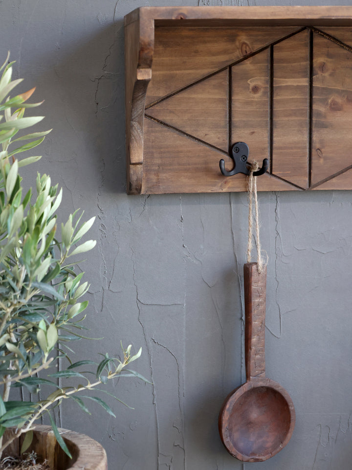 Chic Antique Grimaud Holzlöffel mit Handgriff und Jutenschnur hängend an rustikaler Wandgarderobe