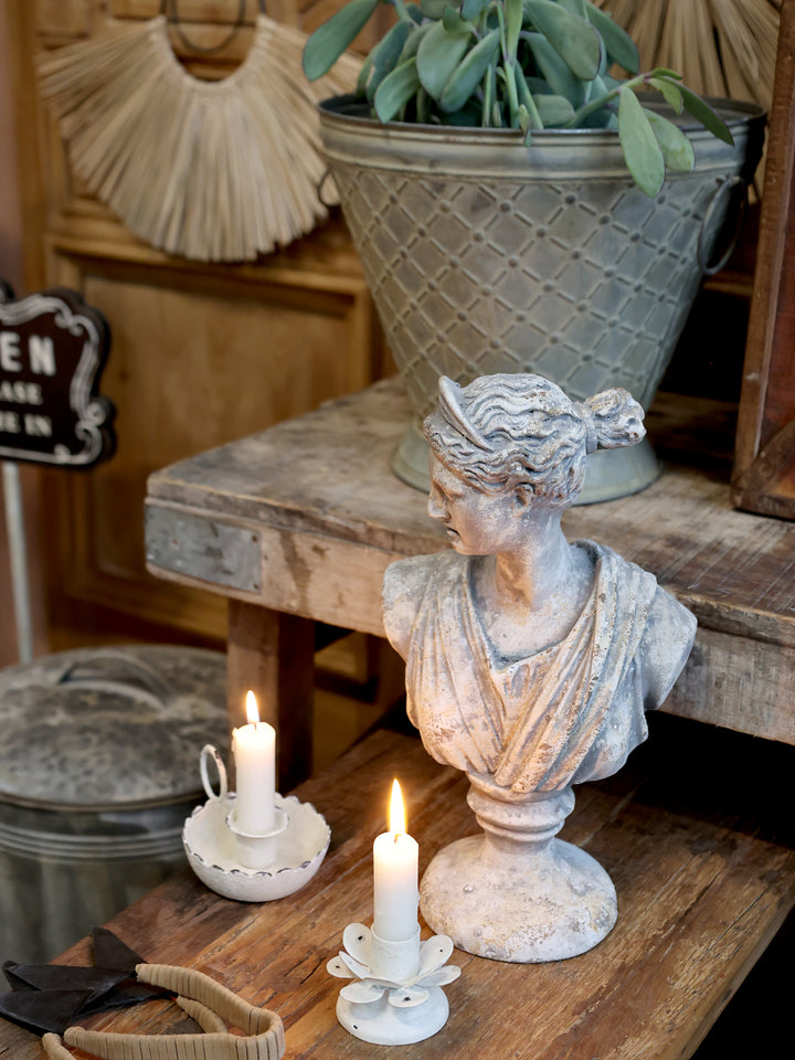 Chic Antique Frauenbüste aus Zement in Antique Grau dekoriert mit Kerzen im Landhausstil