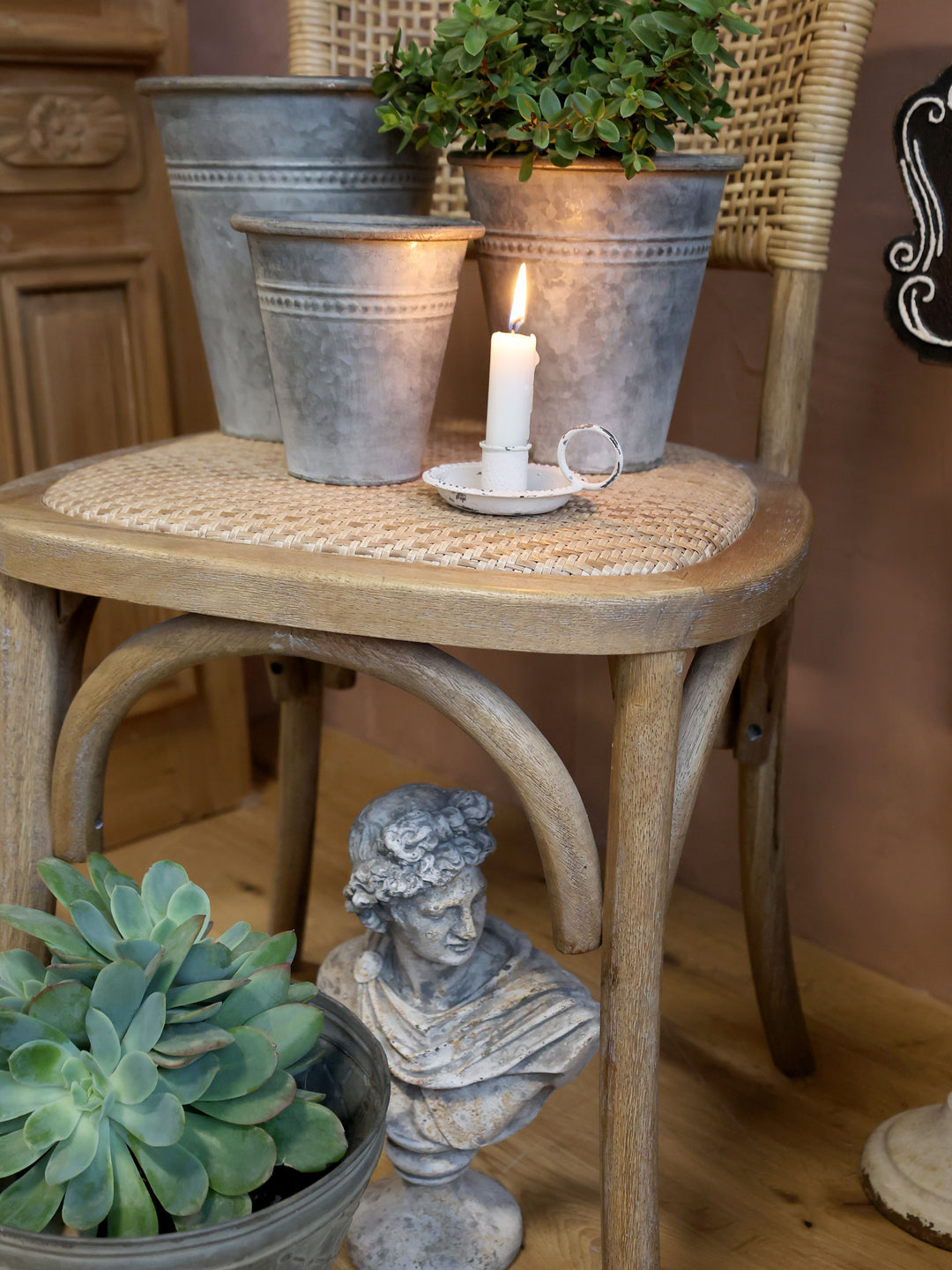 Chic Antique Männerbüste aus Zement Antique Grau dekoriert neben Kerze und Pflanzen im Landhausstil