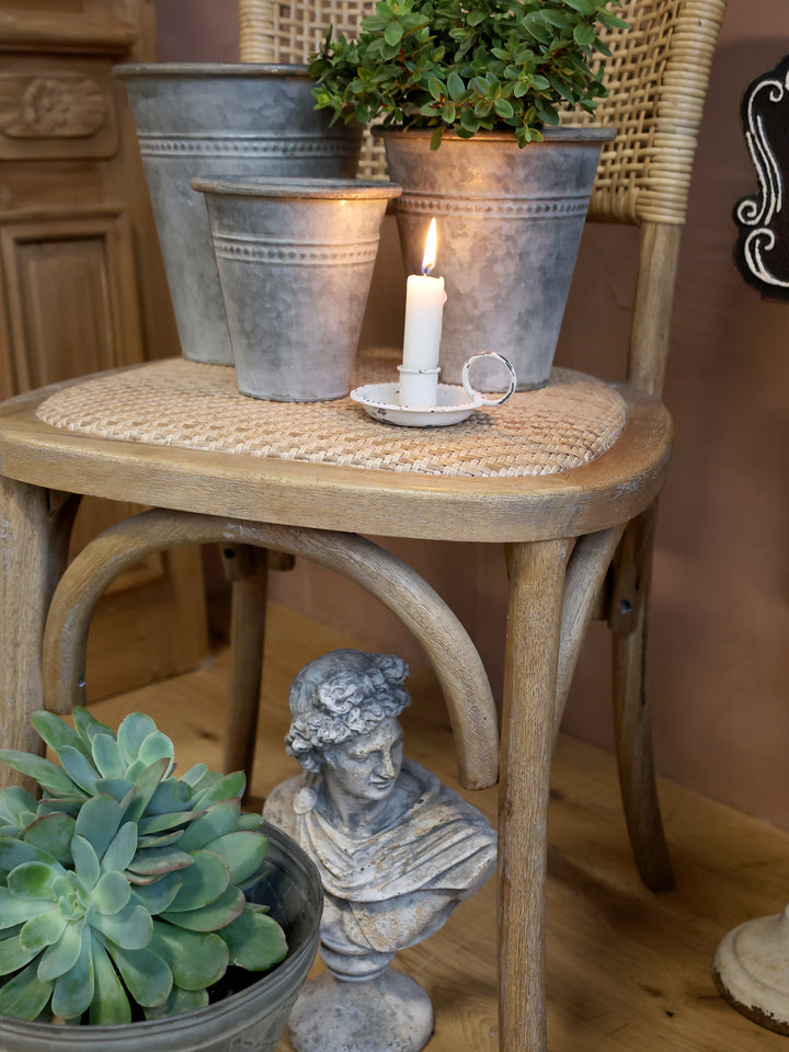 Chic Antique Männerbüste aus Zement Antique Grau dekoriert neben Kerze und Pflanzen im Landhausstil