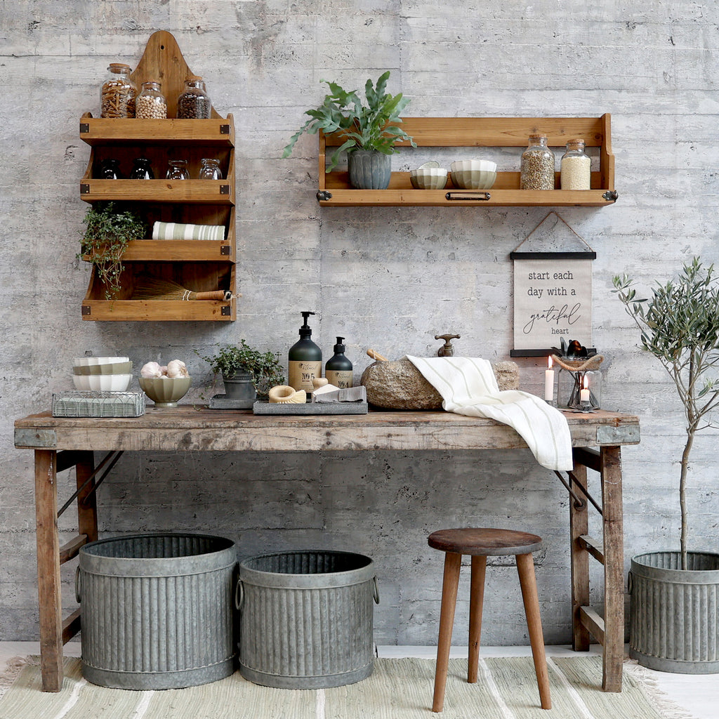 Chic Antique Grimaud Tisch aus altem Holz dekoriert mit Küchenregalen und Accessoires im Landhausstil