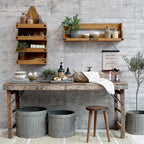 Chic Antique Grimaud Tisch aus altem Holz dekoriert mit Küchenregalen und Accessoires im Landhausstil
