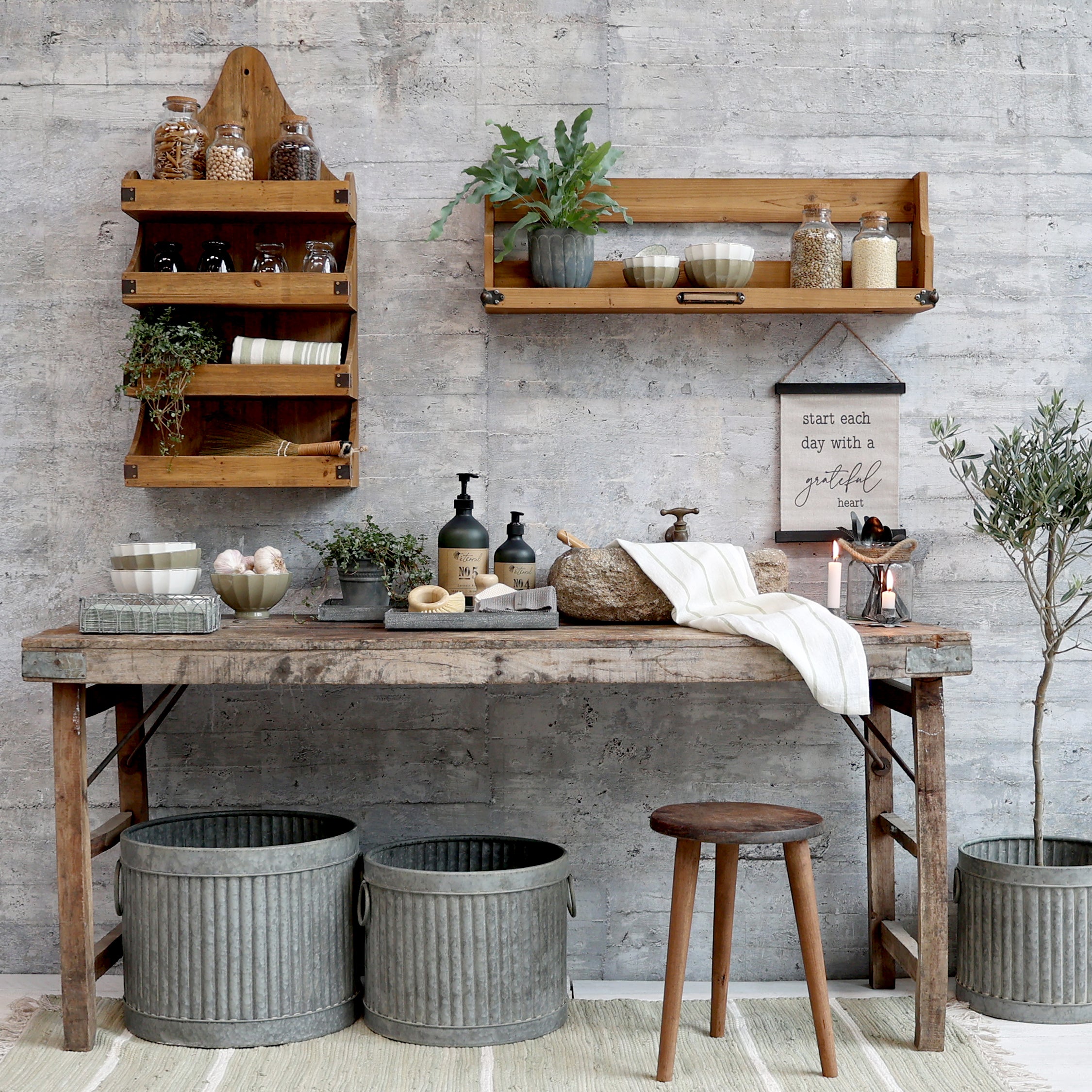 Chic Antique Grimaud Tisch aus altem Holz dekoriert mit Küchenregalen und Accessoires im Landhausstil