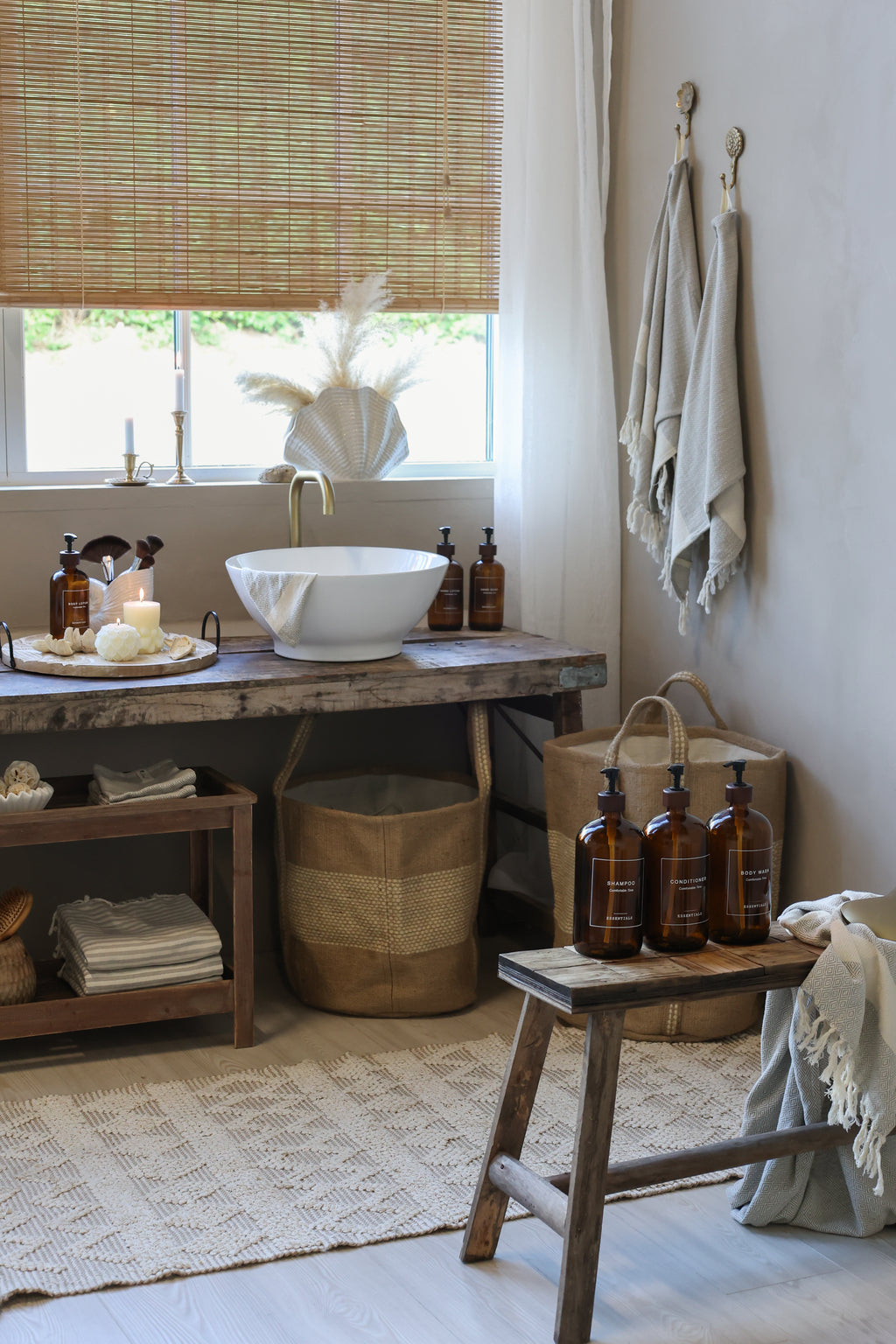 Vintage Holztisch Grimaud von Chic Antique als Waschbeckenmöbel im Badezimmer im natürlichen Hygge Stil