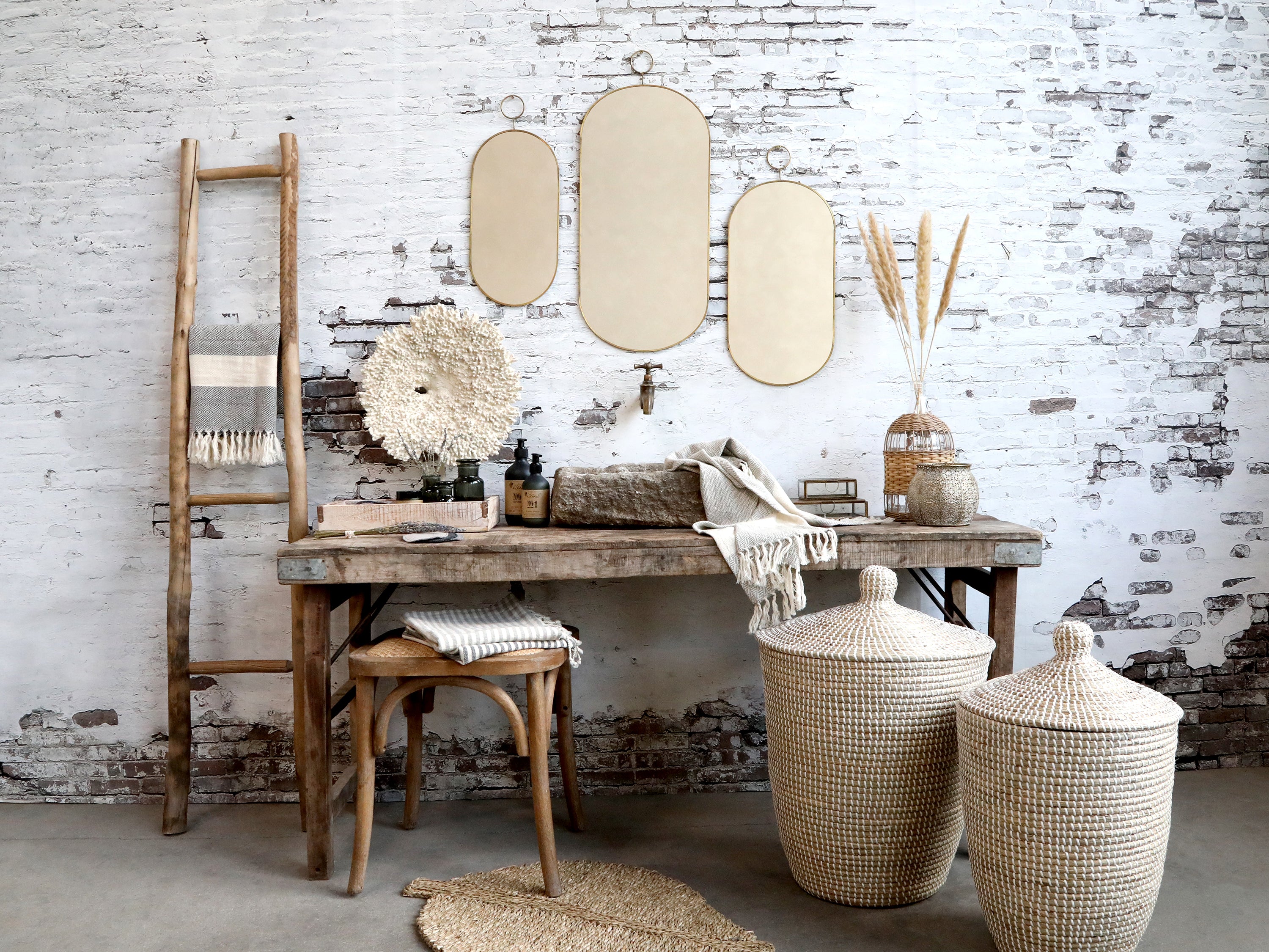 Chic Antique Grimaud Holztisch aus recyceltem Holz dekoriert mit Spiegeln und Körben im skandinavischen Wohnstil