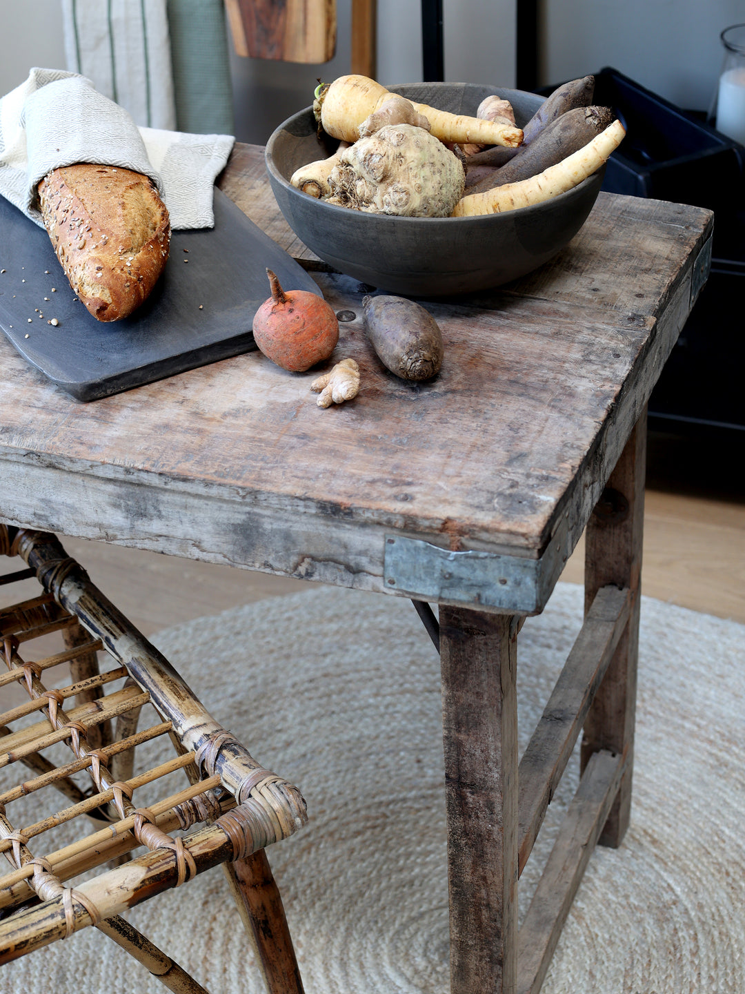 Chic Antique Grimaud Holztisch aus recyceltem Holz im Vintage Landhausstil mit Schale und Brot dekoriert
