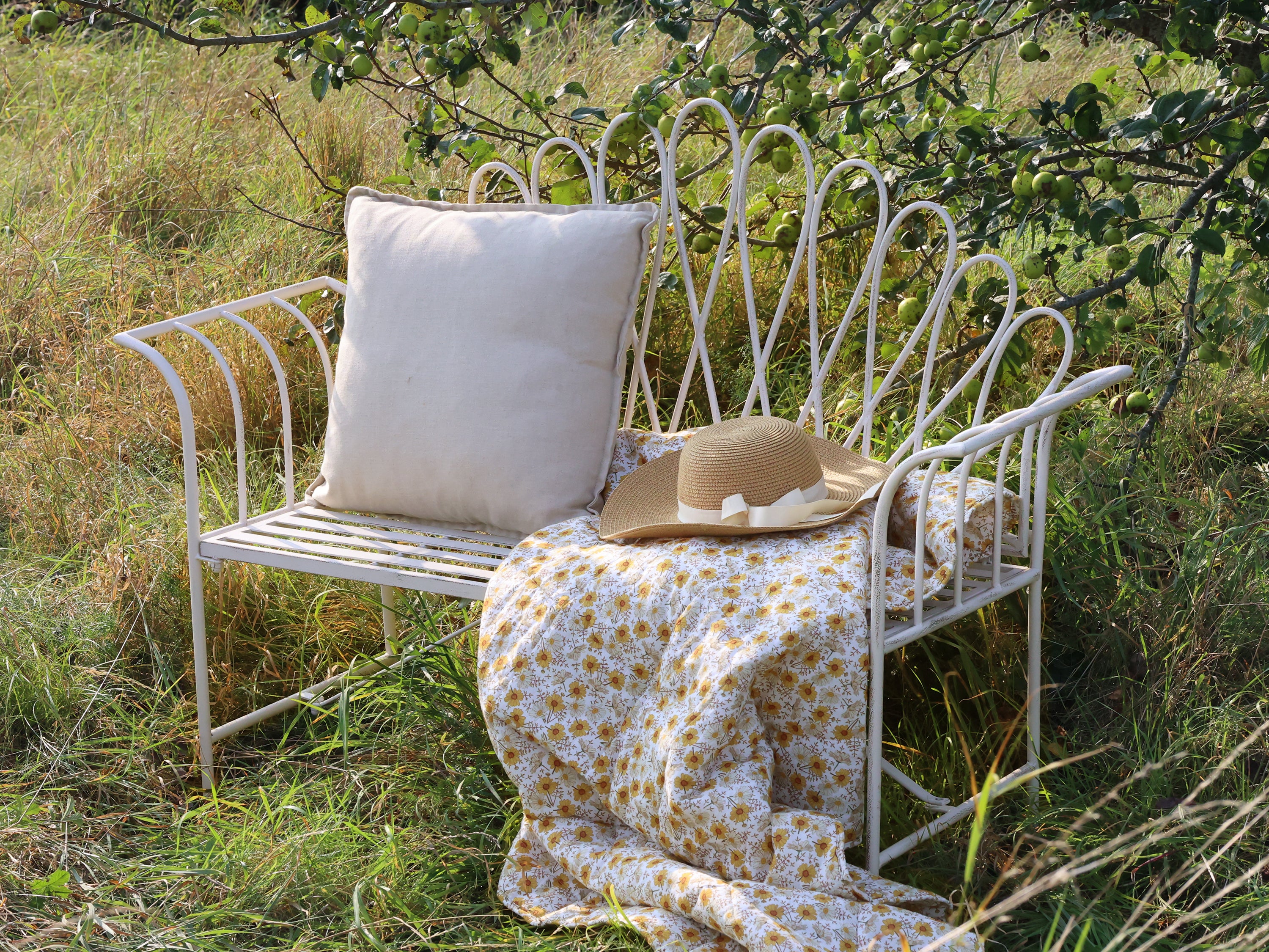 Vintage Gartenbank von Chic Antique aus Eisen in Antique Creme mit Kissen und Plaid im Garten