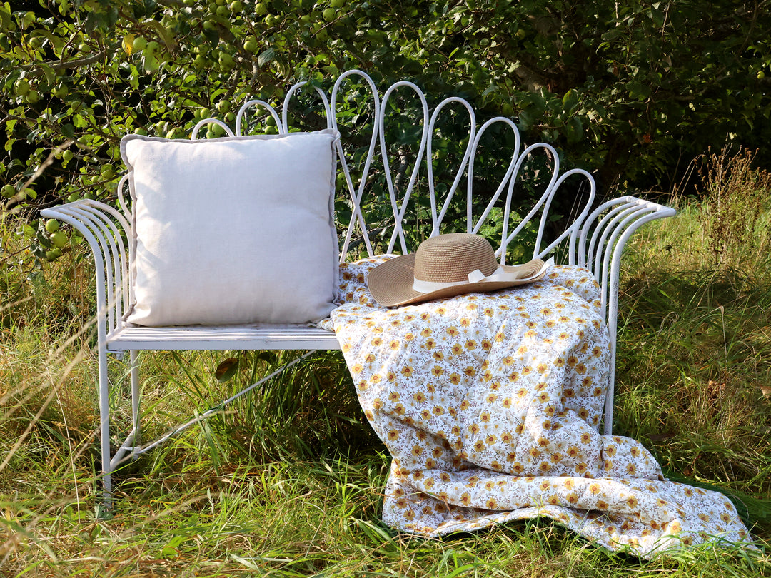 Chic Antique Gartenbank mit Dekor in Antique Creme aus Eisen im romantischen Landhausstil im Garten dekoriert