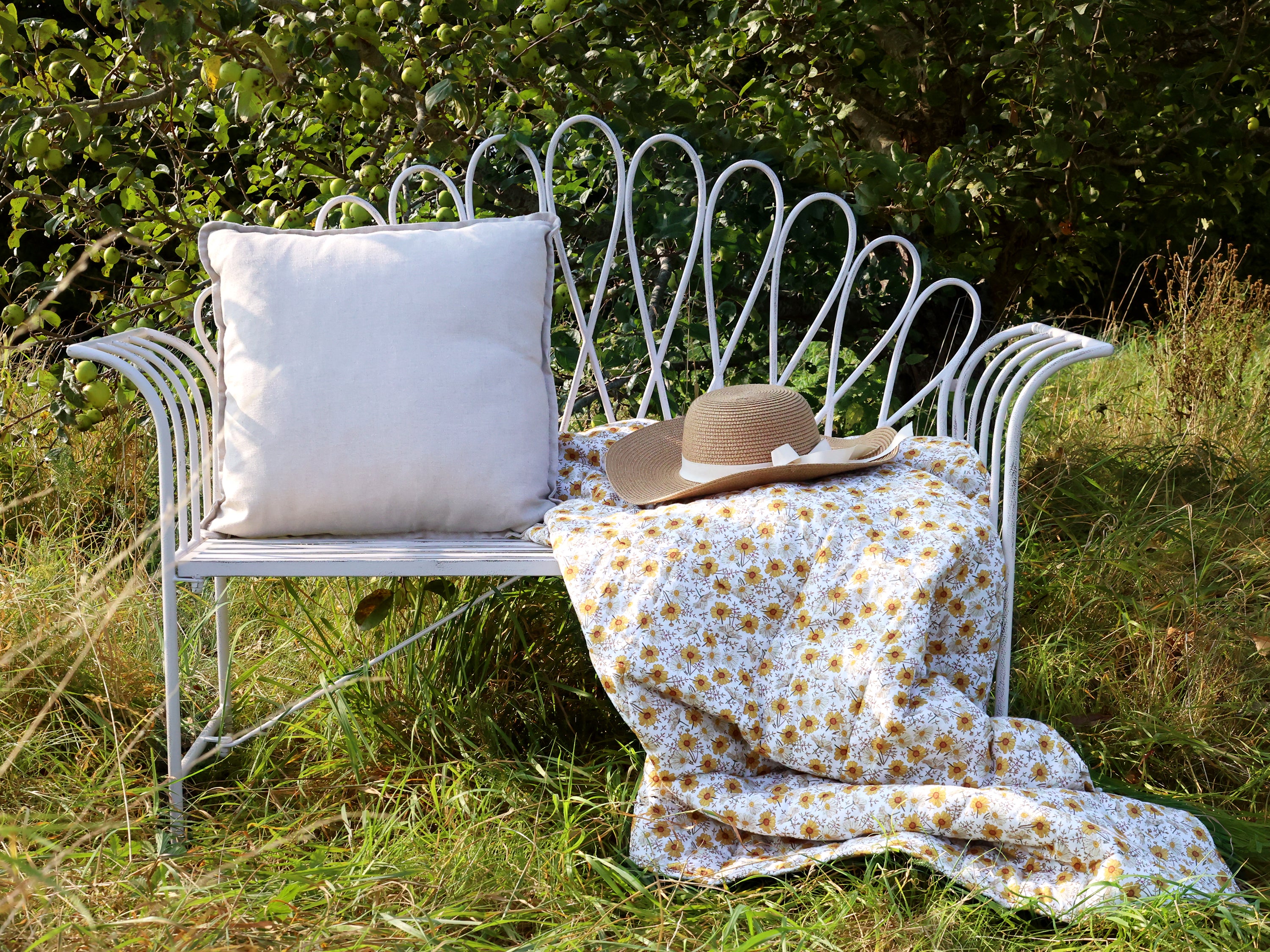 Chic Antique Gartenbank mit Dekor in Antique Creme aus Eisen im romantischen Landhausstil im Garten dekoriert