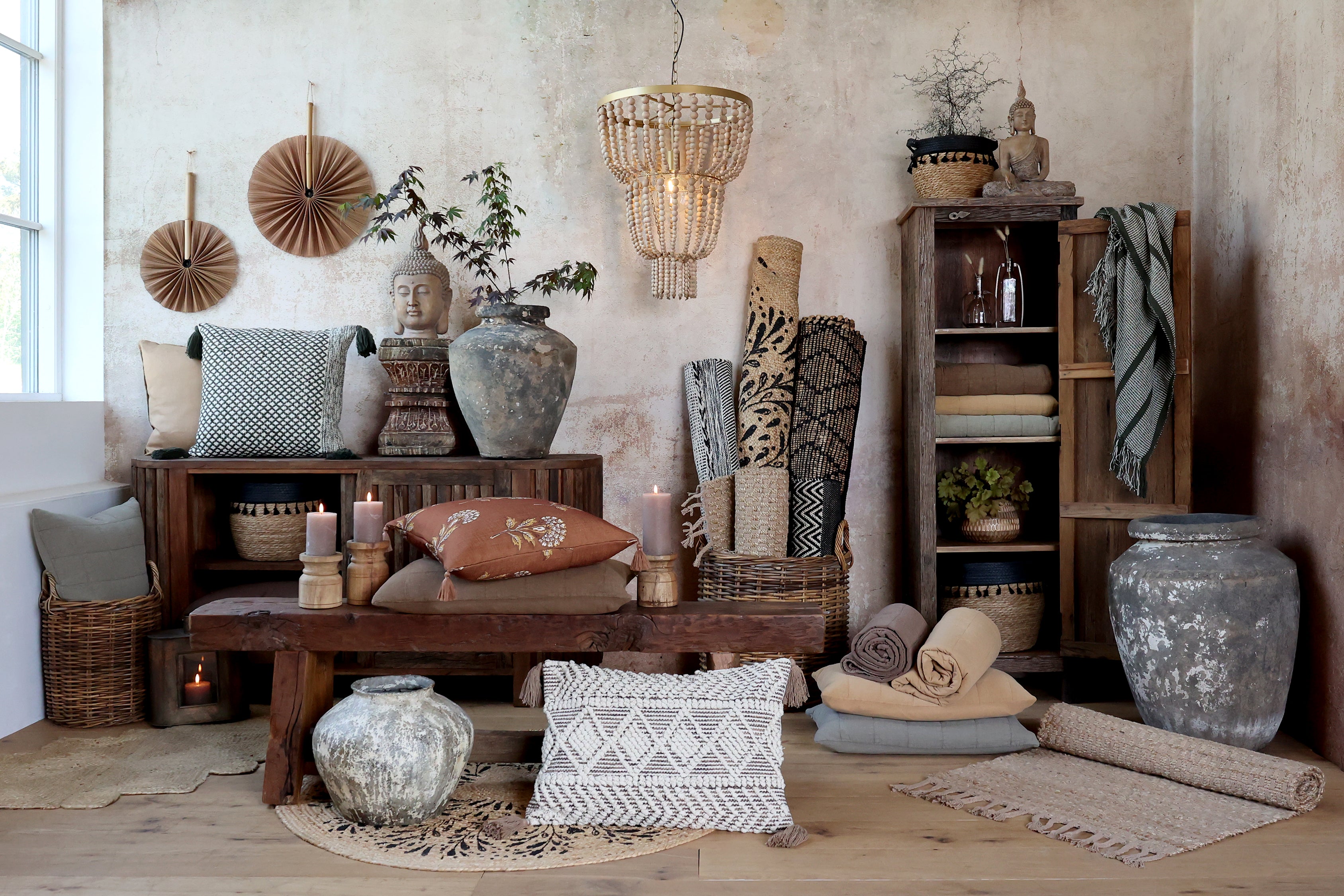 Chic Antique Grimaud Holzschrank Natur als dekorativer Aufbewahrungsschrank im Wohnzimmer