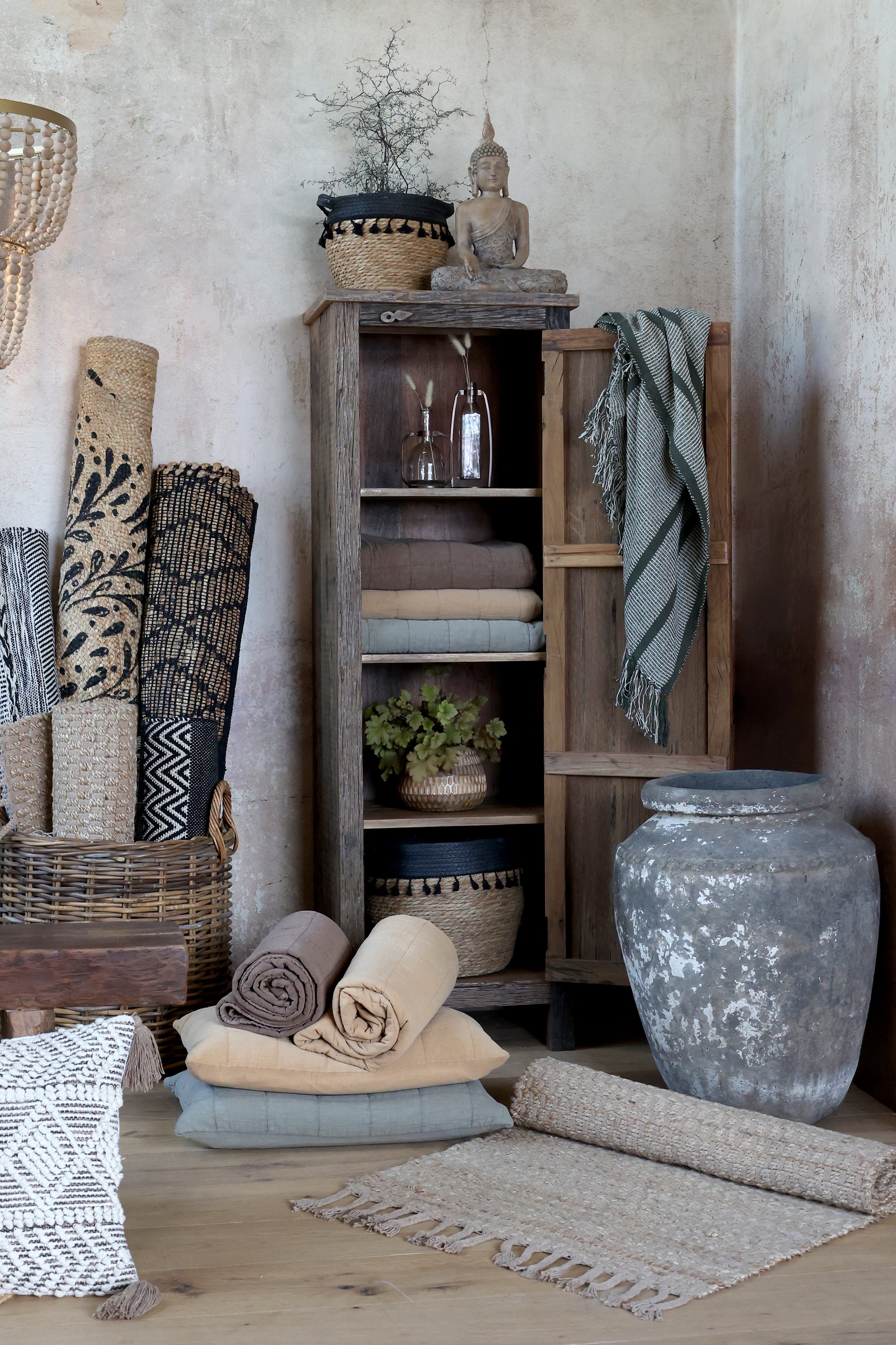 Chic Antique Grimaud Schrank aus Recyclingholz mit Buddha Figur und Wohntextilien dekoriert