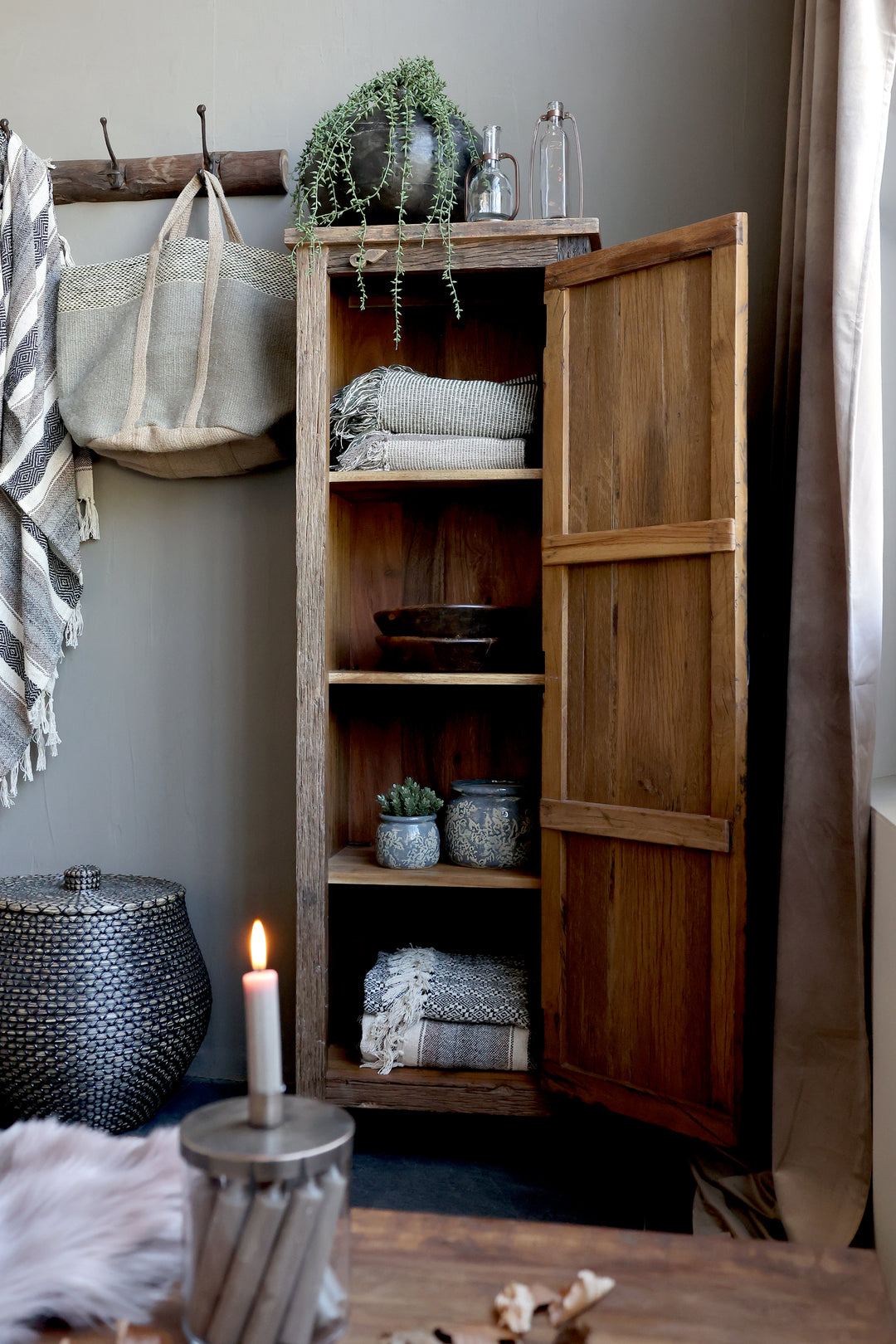 Chic Antique Grimaud Holzschrank Natur im Flur dekoriert mit Taschen und Wohnaccessoires
