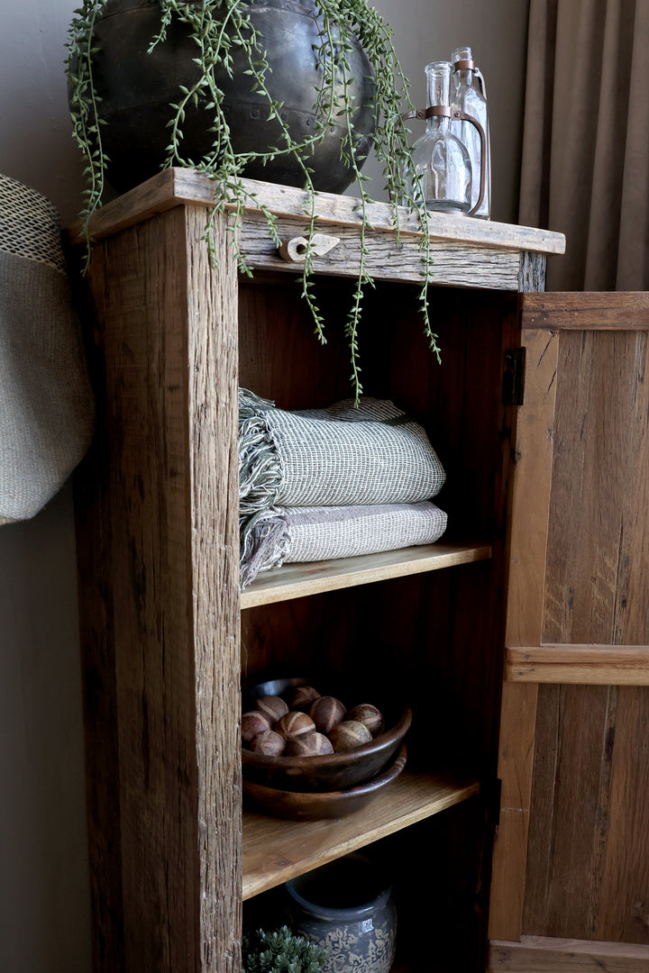 Chic Antique Grimaud Schrank aus Recyclingholz mit offener Tür und dekorierten Holzregalen
