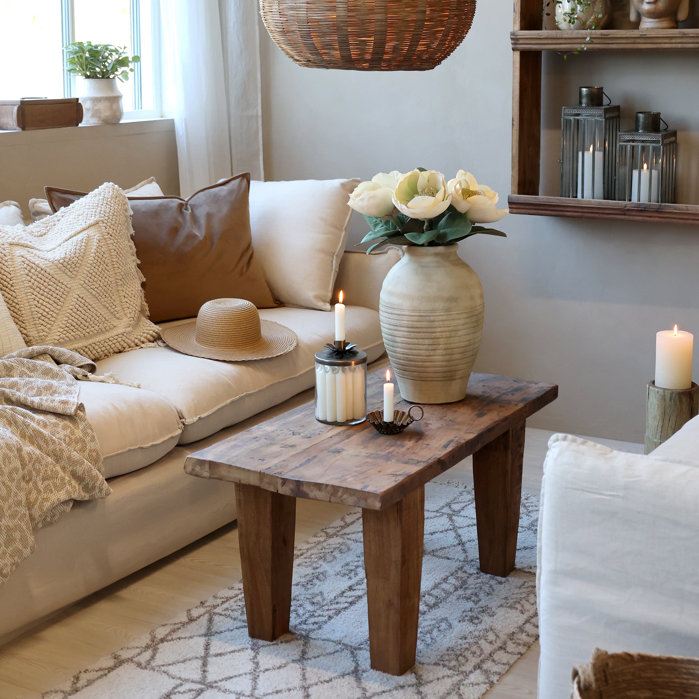 Chic Antique Grimaud Sofatisch aus Recyclingholz mit Vase und Kerzen dekoriert