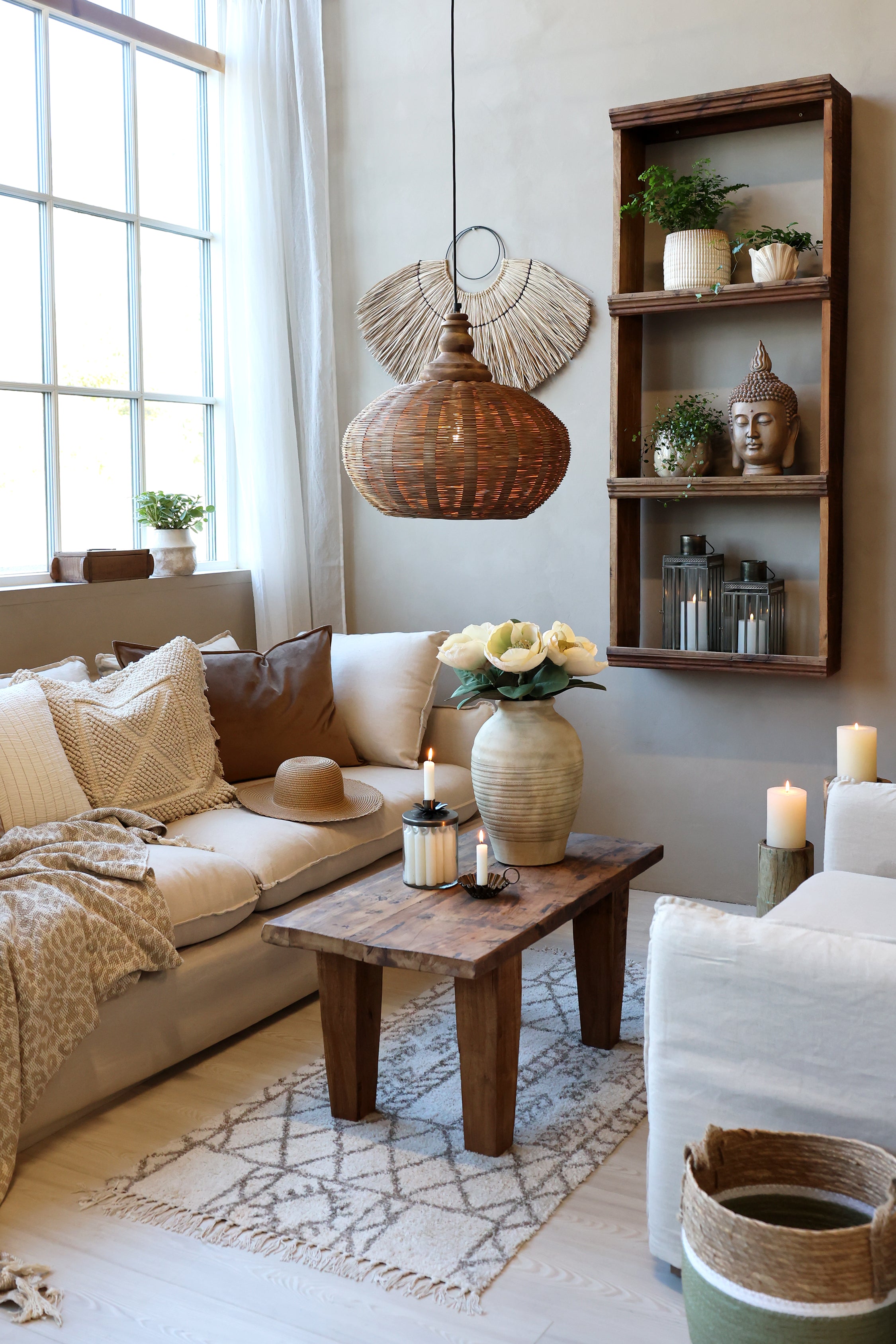 Chic Antique Grimaud Sofatisch dekoriert mit Blumen und Kerzen im Landhaus Wohnstil