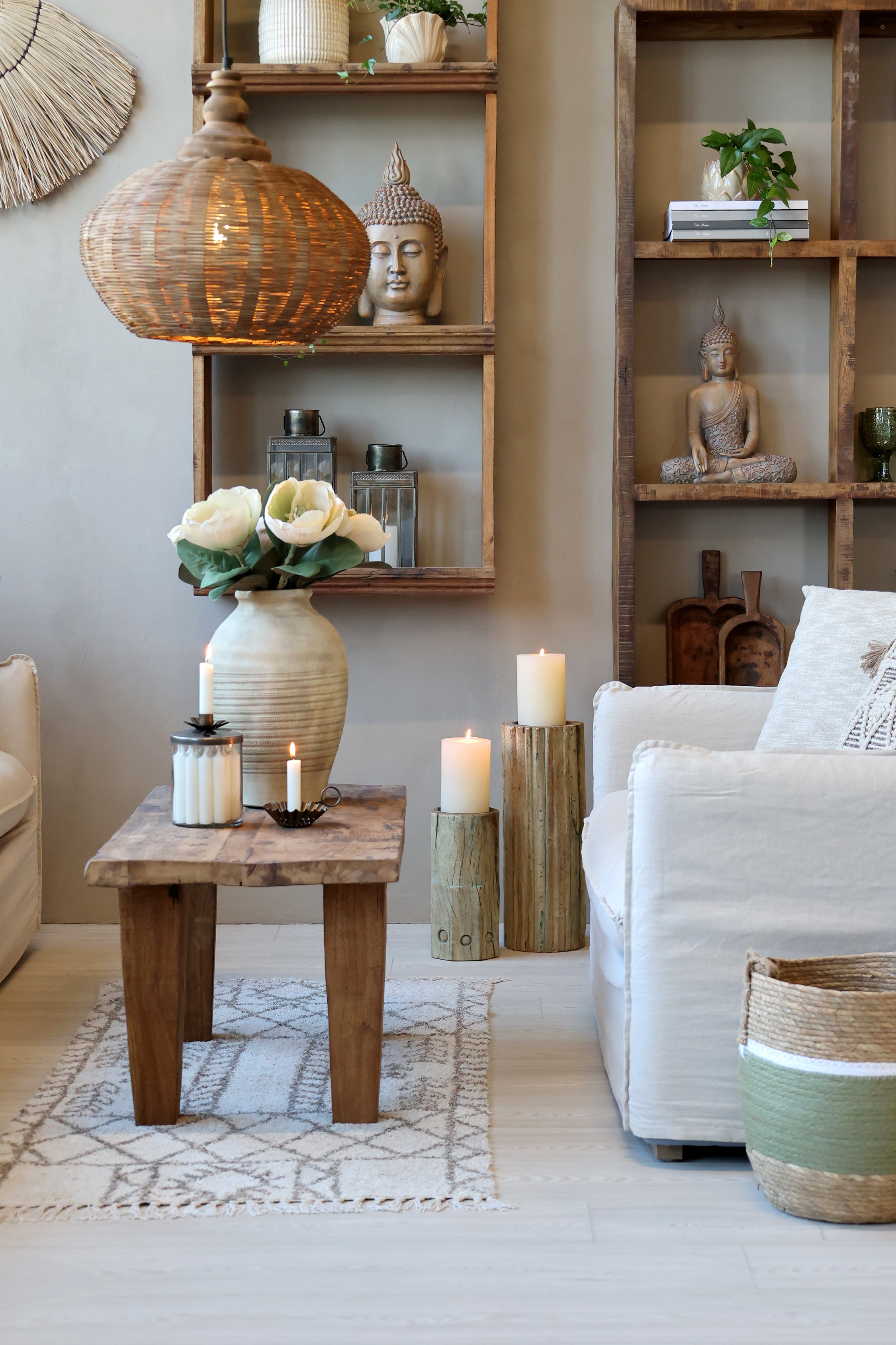 Chic Antique Grimaud Couchtisch aus Recyclingholz im skandinavischen Wohnzimmer