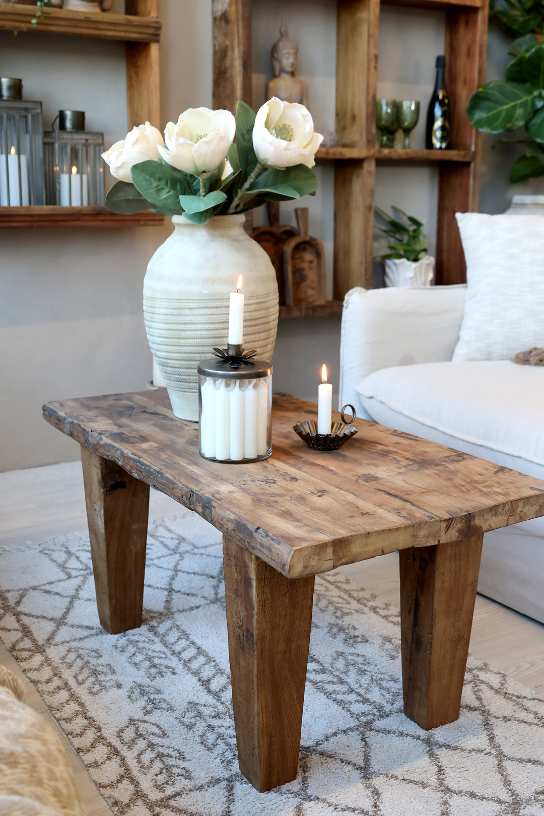 Chic Antique Grimaud Sofatisch aus Recyclingholz dekoriert mit Vase und Kerzen