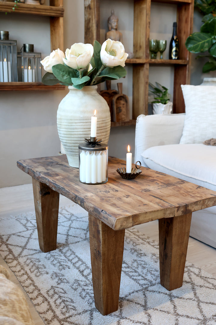 Chic Antique Grimaud Sofatisch aus Recyclingholz dekoriert mit Vase und Kerzen