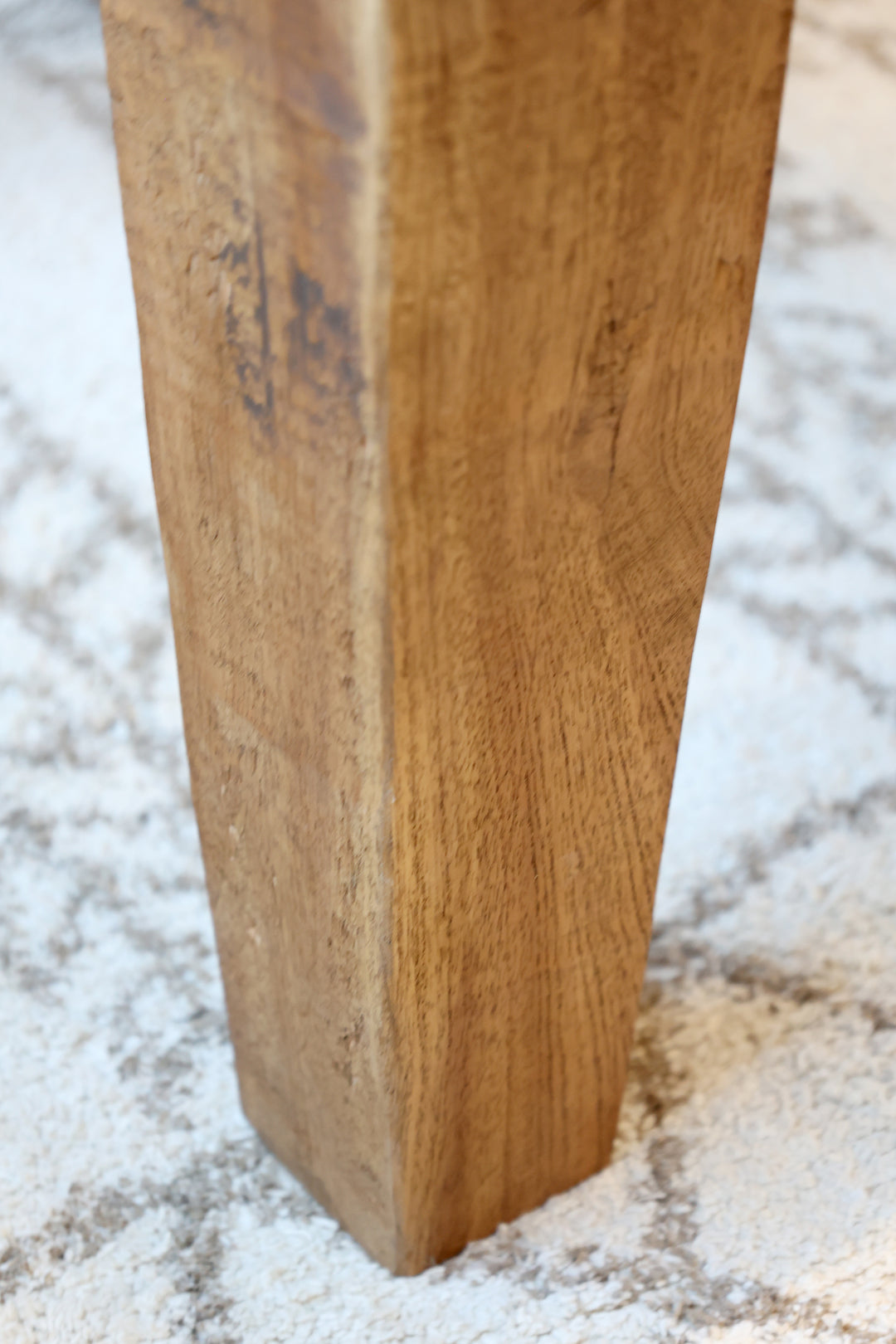 Detailaufnahme Tischbein Chic Antique Grimaud Sofatisch aus Recyclingholz