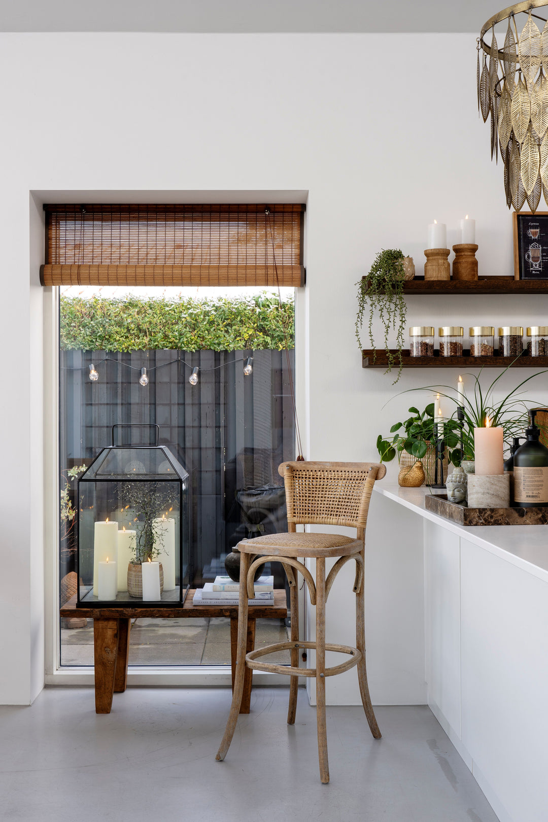 Chic Antique Grimaud Sofatisch aus Recyclingholz dekoriert im Wohnzimmer im Landhausstil