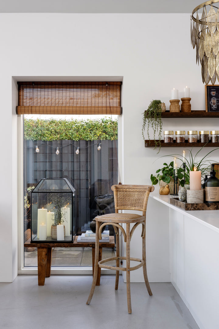 Chic Antique Grimaud Sofatisch aus Recyclingholz dekoriert im Wohnzimmer im Landhausstil
