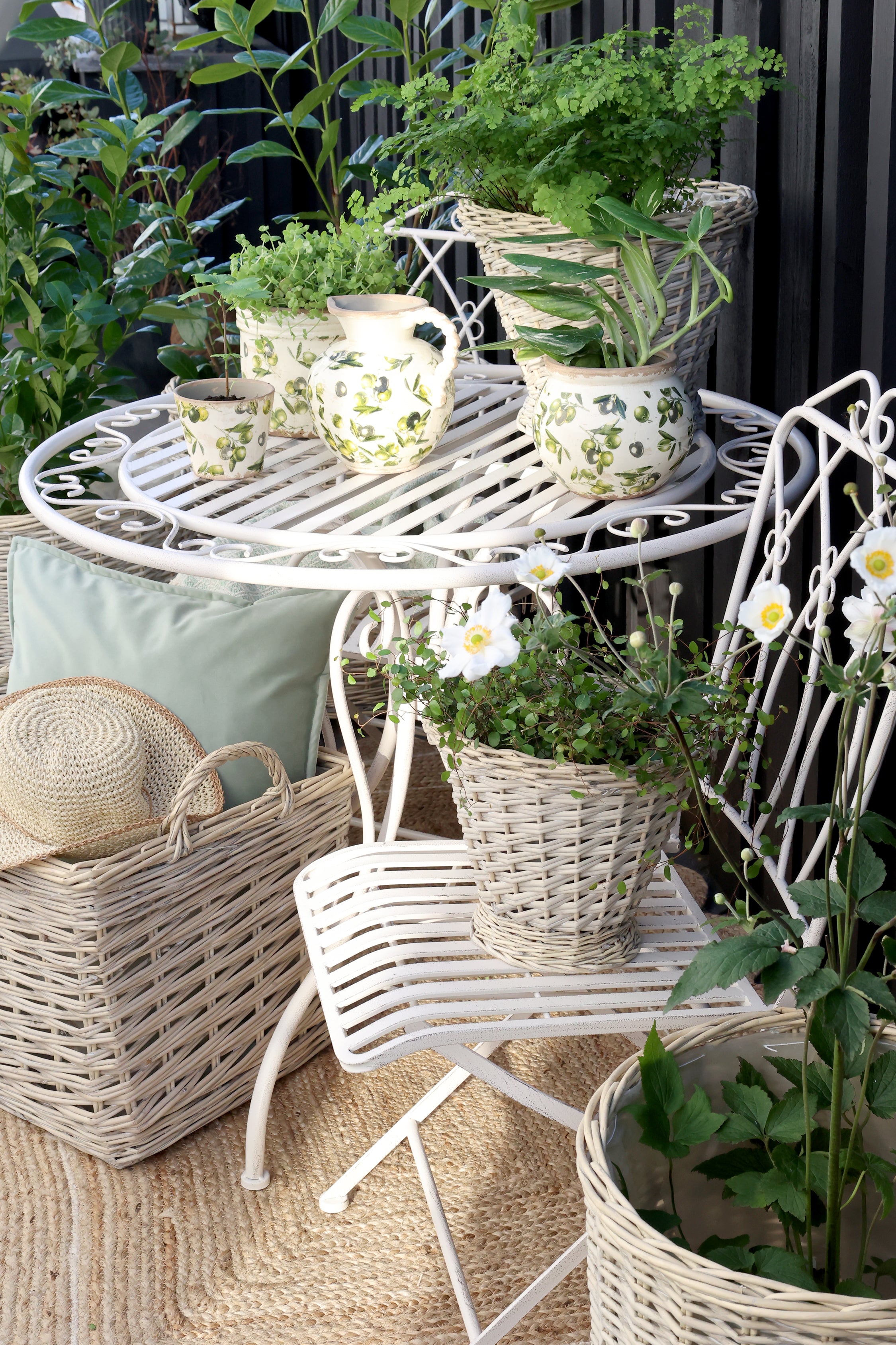 Vintage Bistro Set von Chic Antique in Antique Creme mit mediterraner Gartendekoration