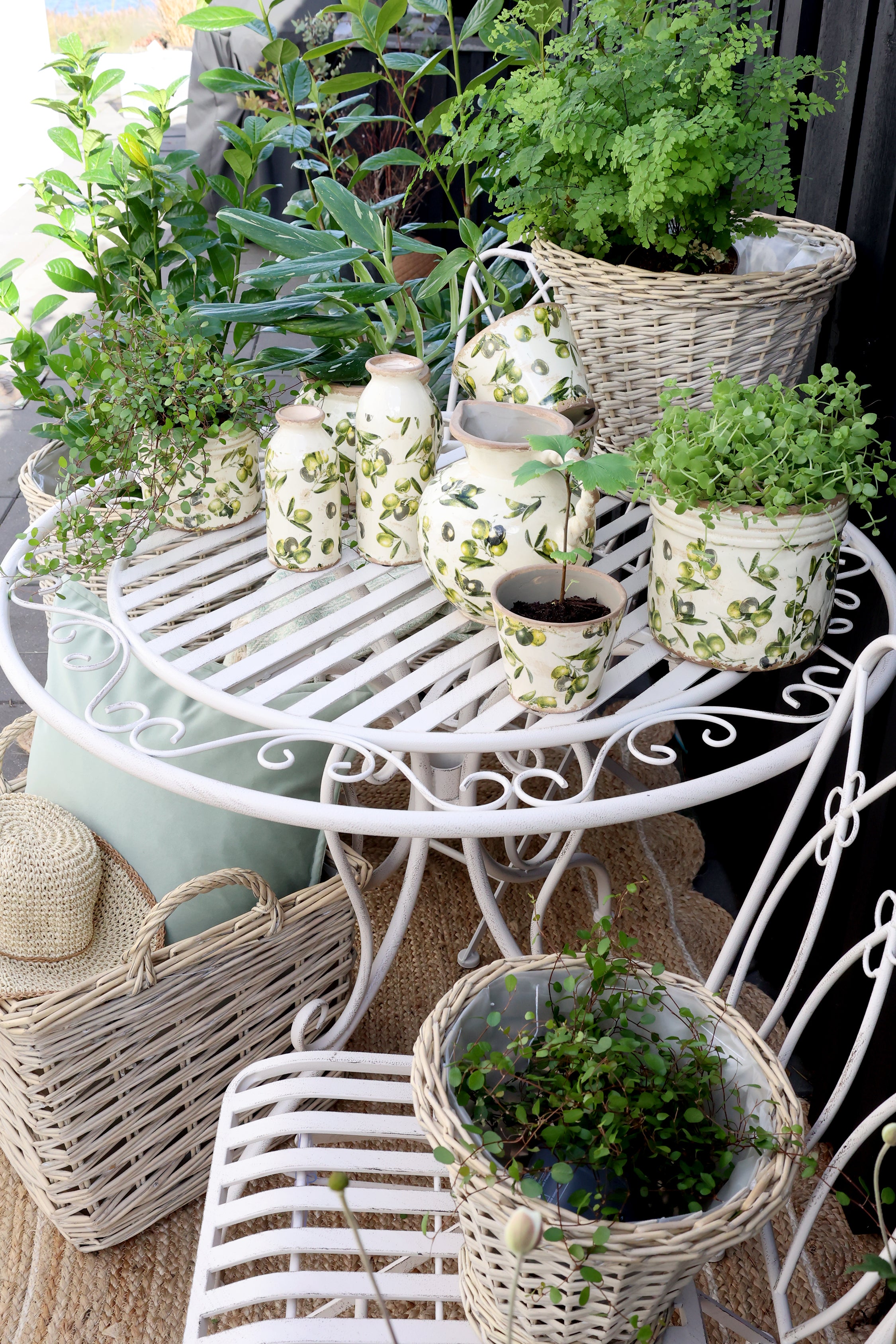 Französisches Bistro Set von Chic Antique mit Oliven Keramik und Pflanzen im romantischen Gartenstil