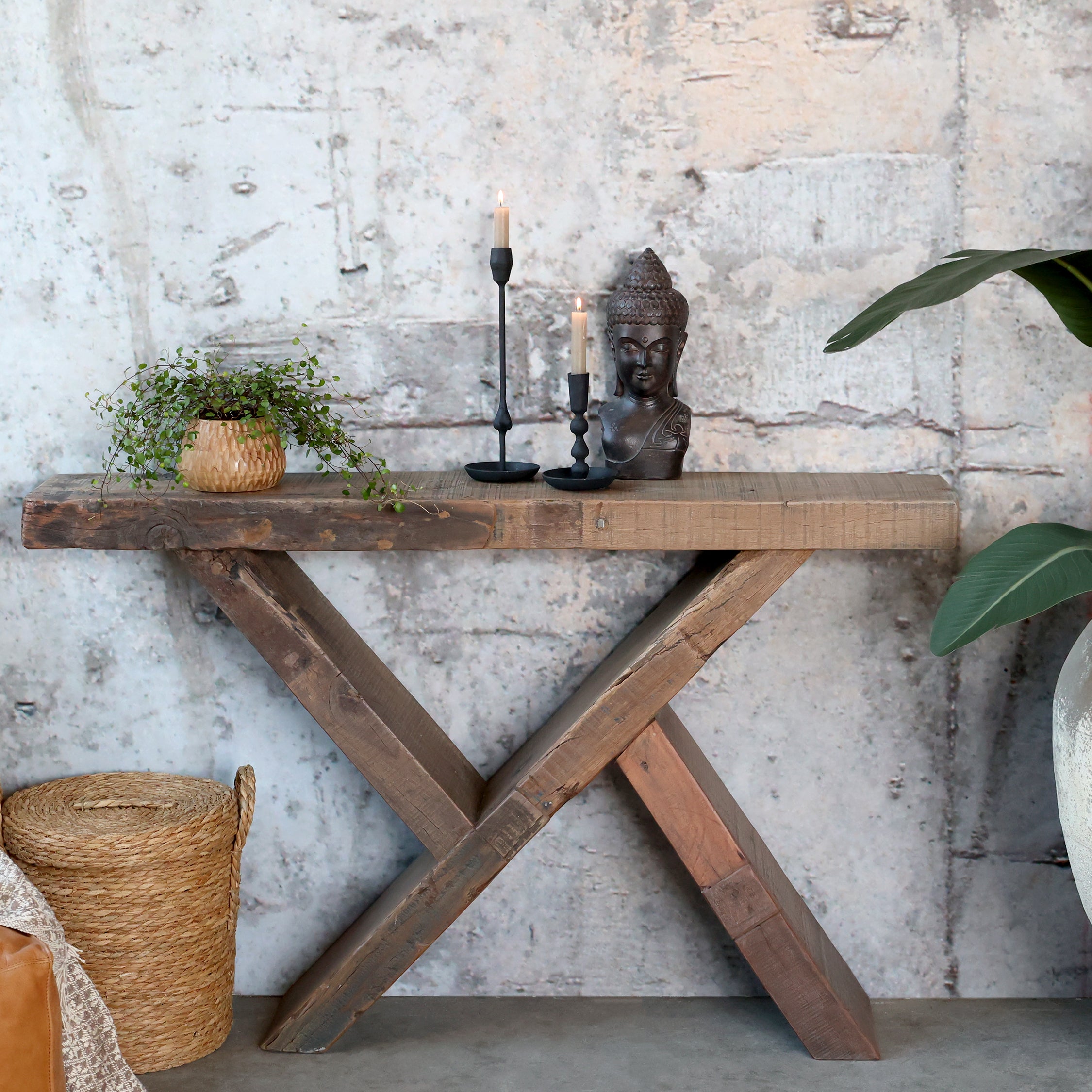 Chic Antique Grimaud Konsole aus Recyclingholz dekoriert mit Kerzen und Pflanzen