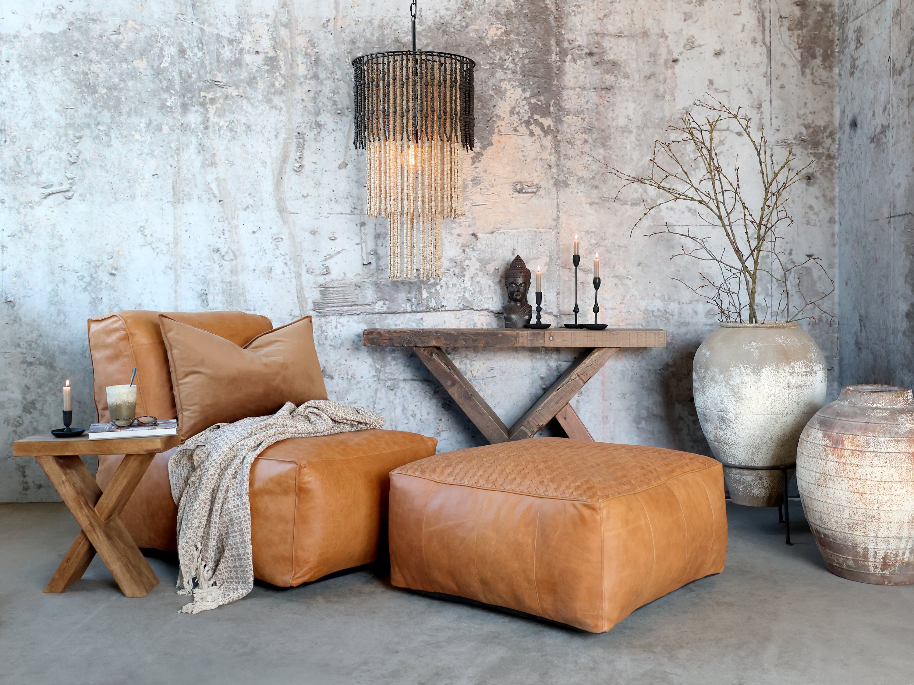 Chic Antique Grimaud Anrichtetisch aus recyceltem Holz dekoriert im Wohnzimmer