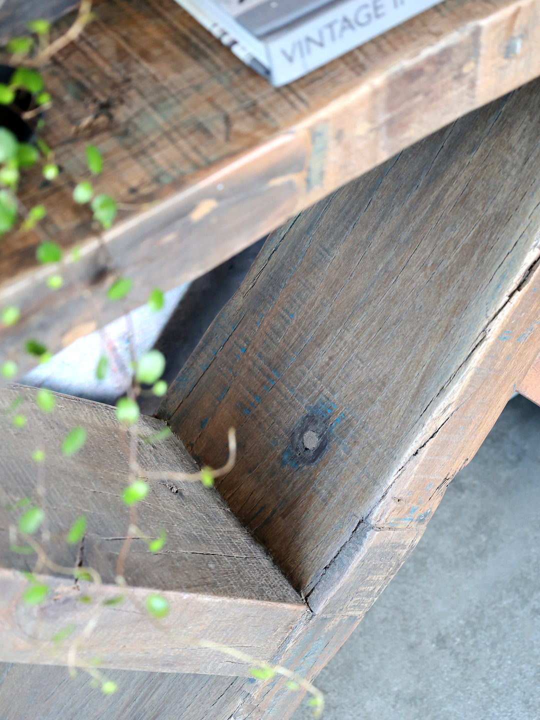 Chic Antique Grimaud Anrichtetisch Detail Recyclingholz mit Rissen und Gebrauchsspuren