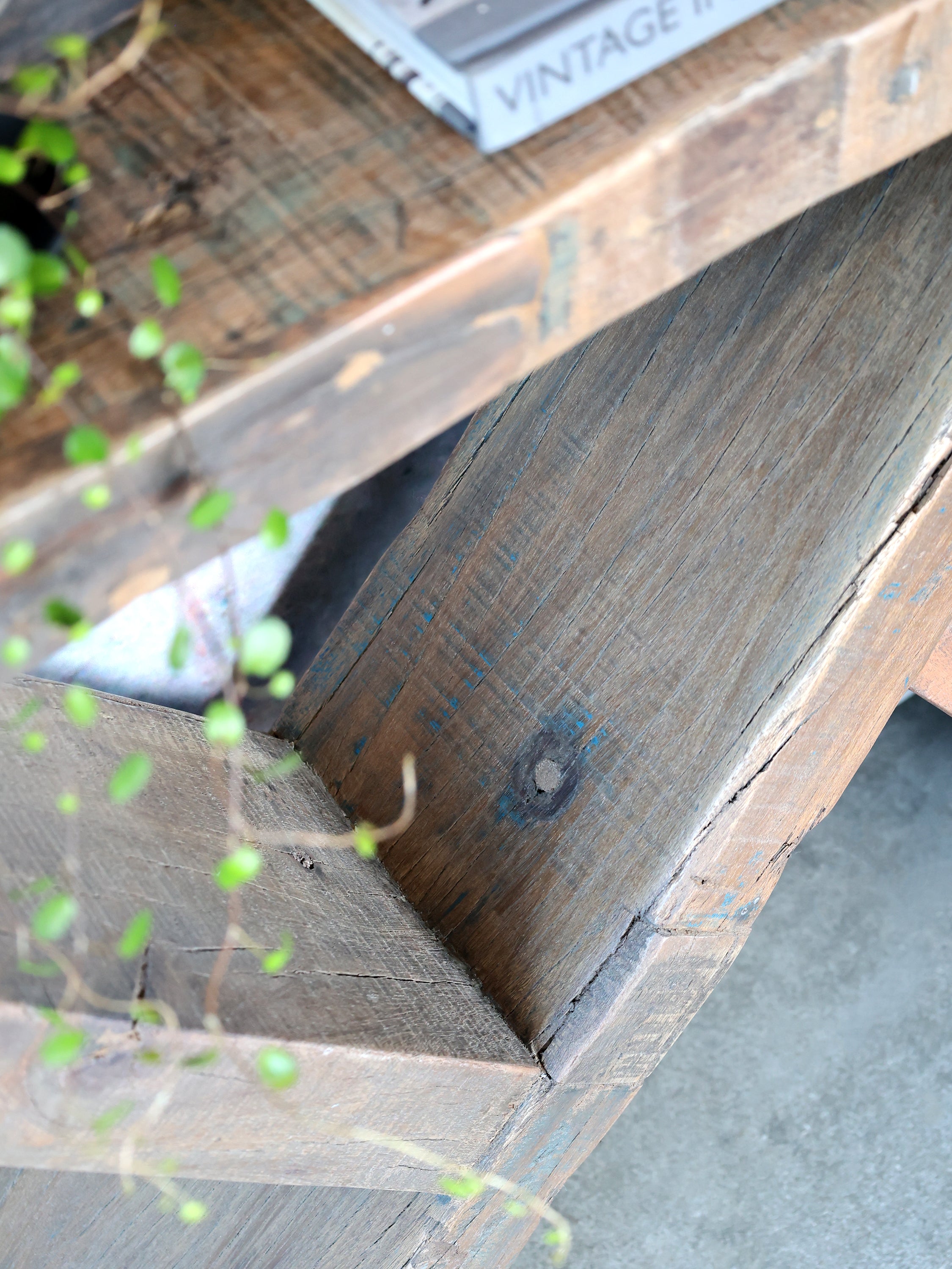 Chic Antique Grimaud Anrichtetisch Detail Recyclingholz mit Rissen und Gebrauchsspuren