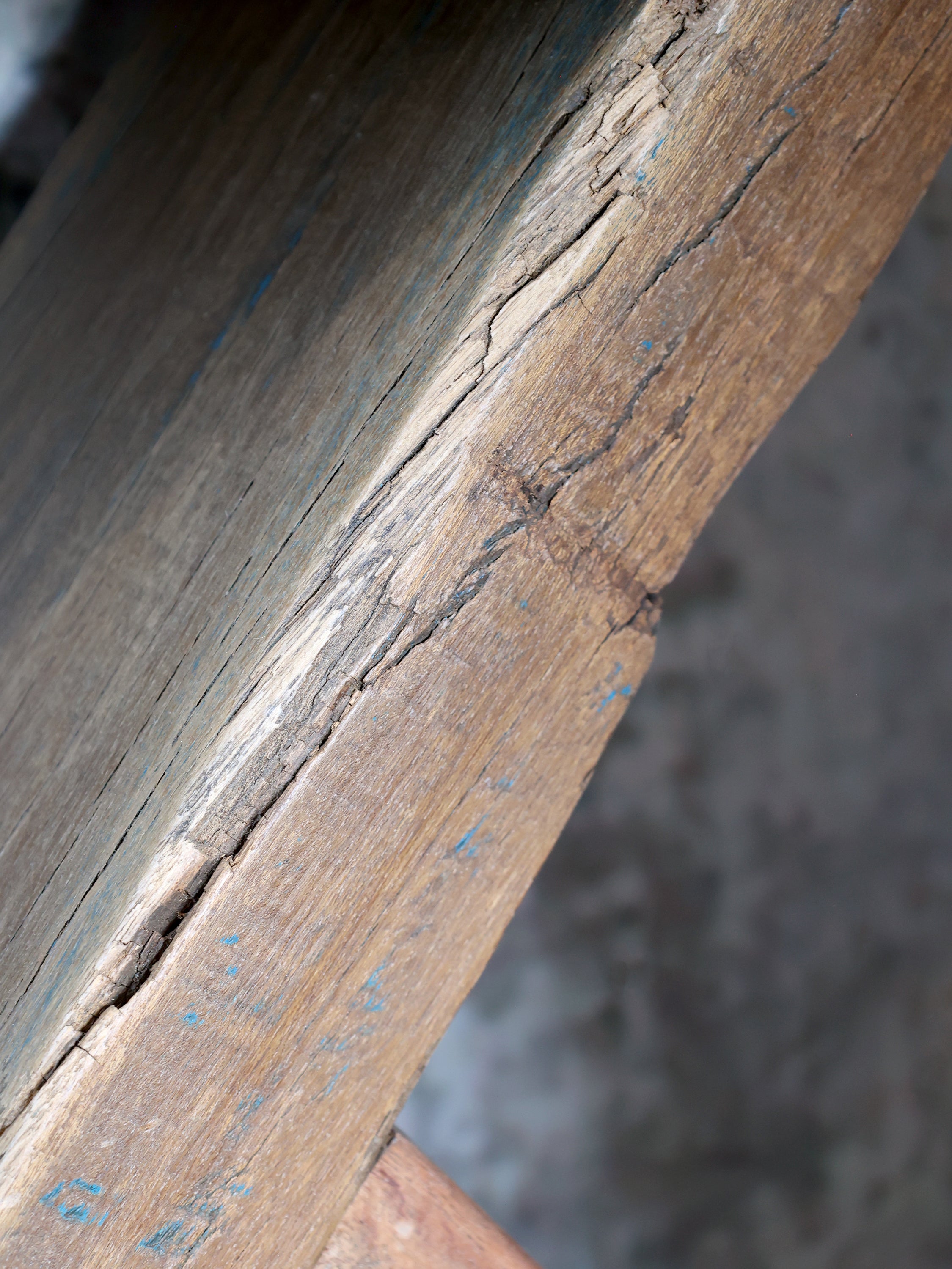 Chic Antique Grimaud Konsole Detail der Tischkante mit natürlicher Patina