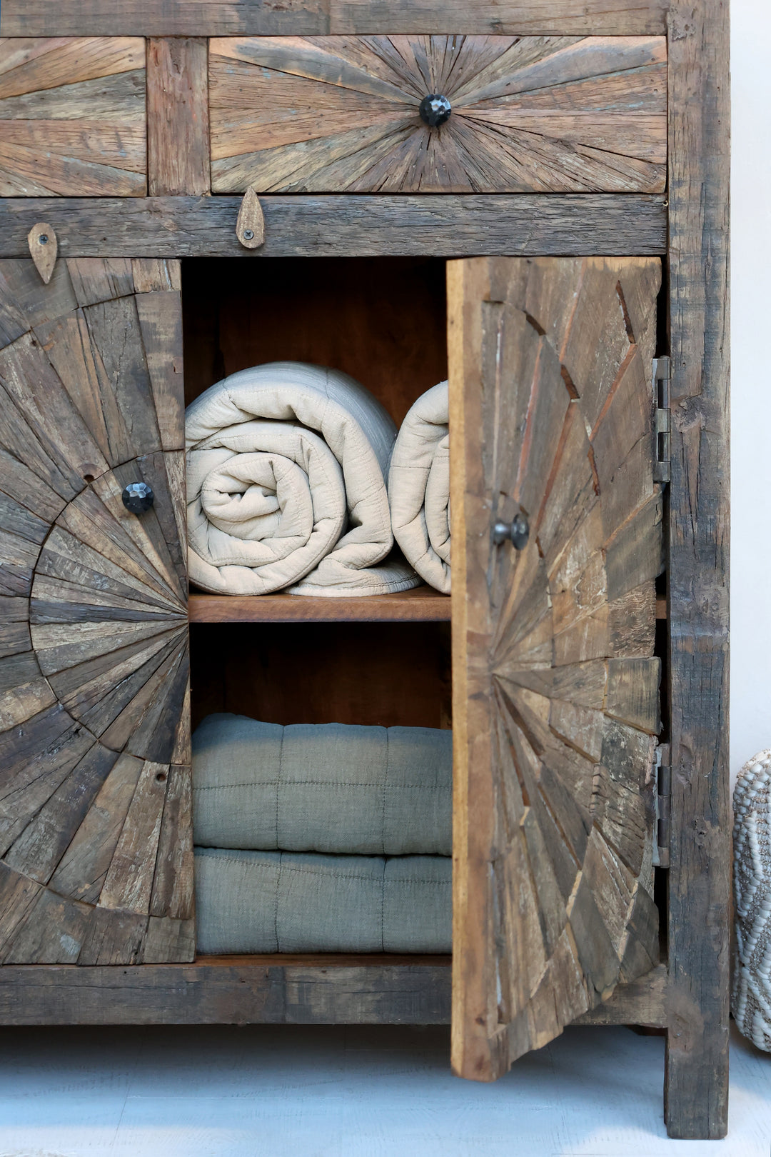 Chic Antique Grimaud Schrank mit Türen und Schubladen Natur