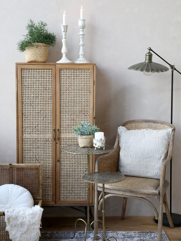 Dekorativer runder Metall Beistelltisch von Chic Antique in Antique Messing im Wohnzimmer arrangiert