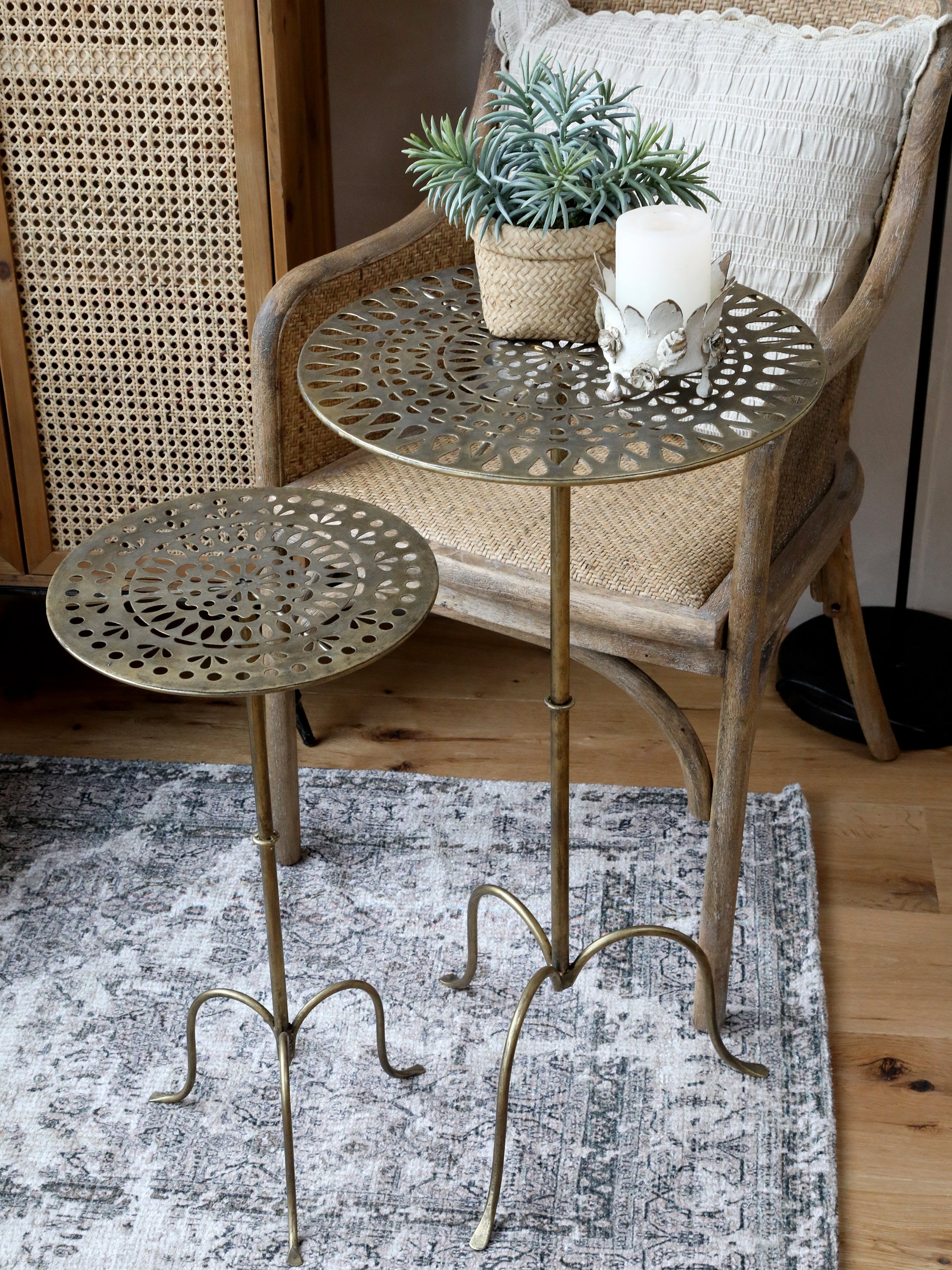 Chic Antique Beistelltisch rund Antique Messing neben Rattansessel im skandinavischen Landhausstil