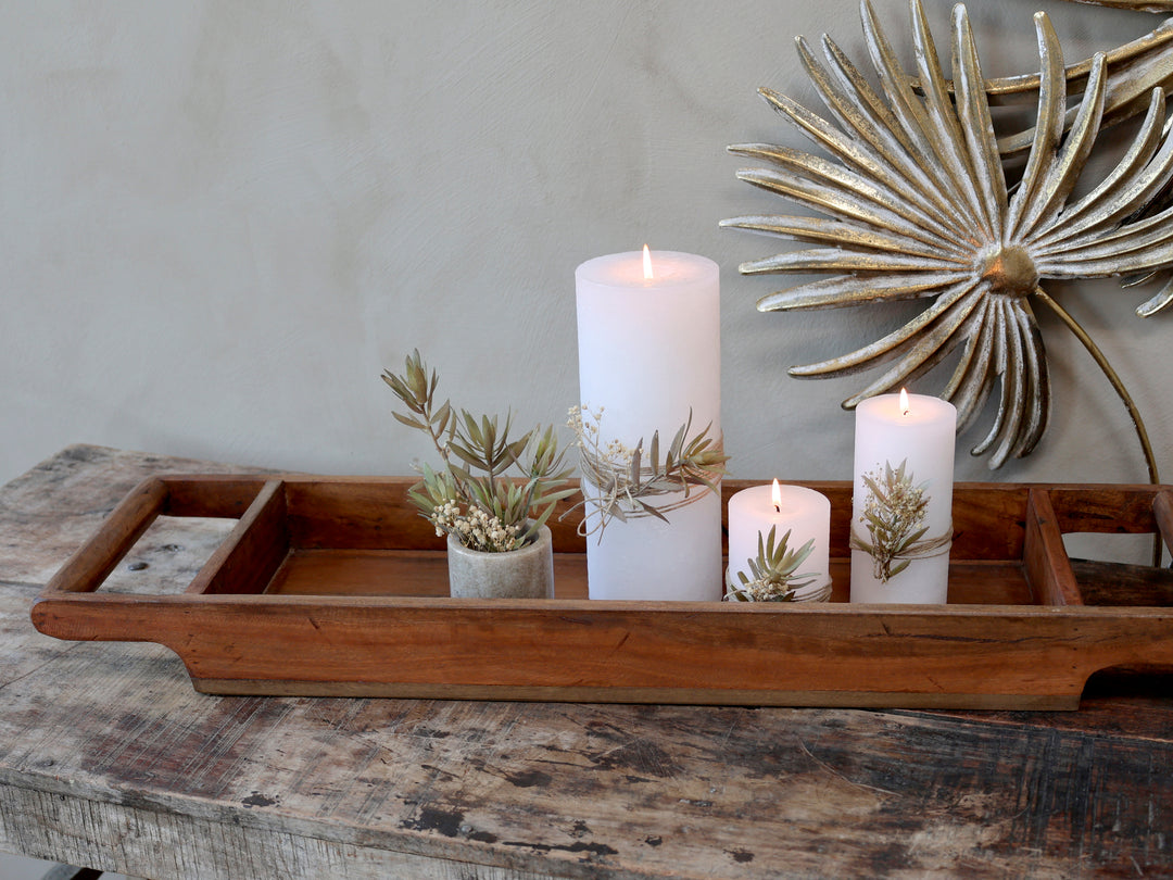 Chic Antique Grimaud Tablett mit Handgriff aus recyceltem Holz mit Kerzen dekoriert
