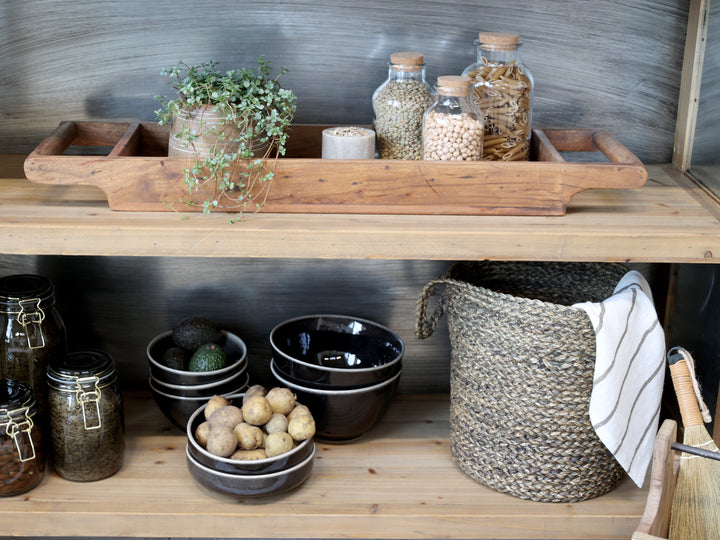 Chic Antique Grimaud Tablett aus recyceltem Holz mit Gewürzgläsern und Küchenutensilien dekoriert