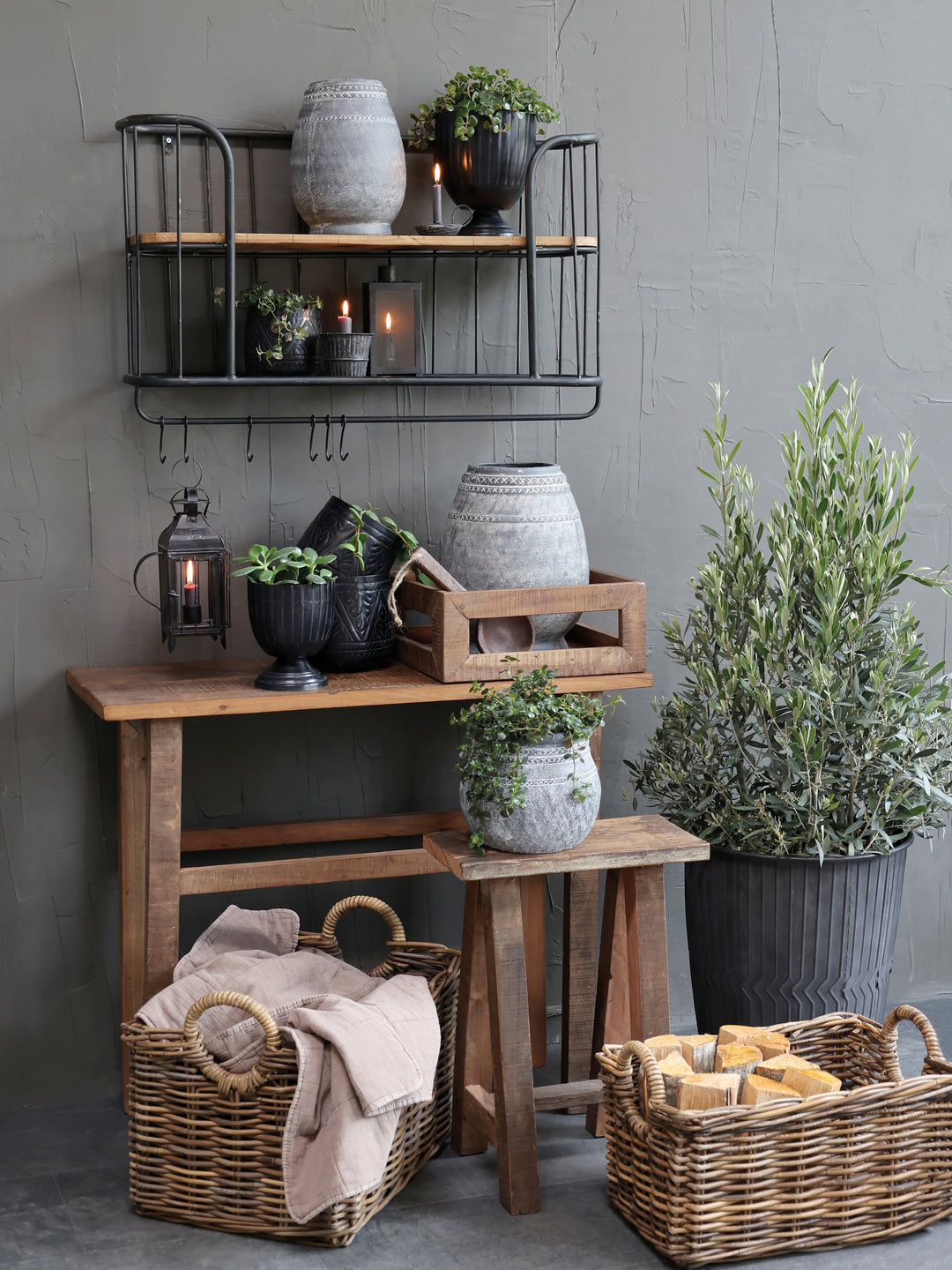 Dekorativer Holzkasten aus der Chic Antique Grimaud Kollektion mit Vase und Kerzen