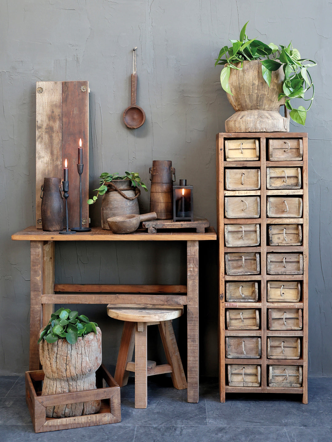 Chic Antique Grimaud Holzkasten aus recyceltem Holz dekoriert im rustikalen Landhausstil