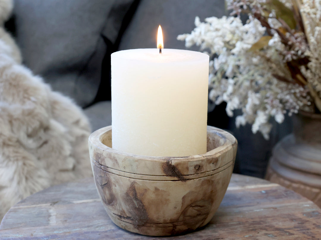 Chic Antique Grimaud Holzschale mit Säulenkerze dekoriert im skandinavischen Landhausstil