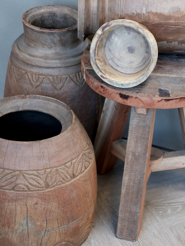 Chic Antique Grimaud Deko Schüssel aus recyceltem Holz mit rustikaler Patina neben Holzgefäßen dekoriert