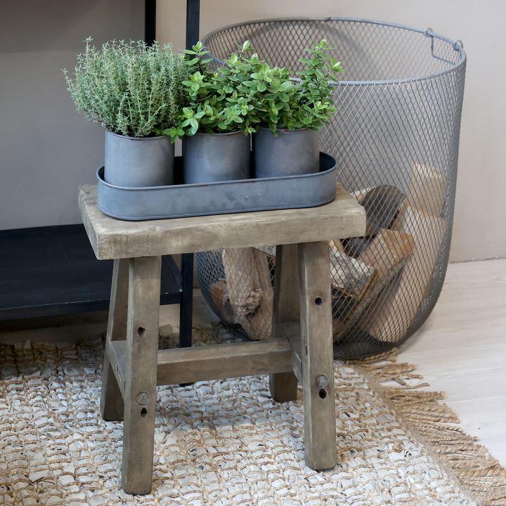 Chic Antique Hocker aus Kiefernholz im Landhausstil mit Tablett und Kräutertöpfen dekoriert