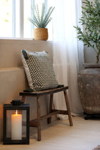 Chic Antique Holzbank Natur mit Kissen und Laterne im Hygge Wohnstil