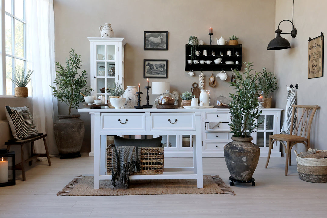 Chic Antique Holzbank Natur im skandinavischen Wohnzimmer neben Sideboard